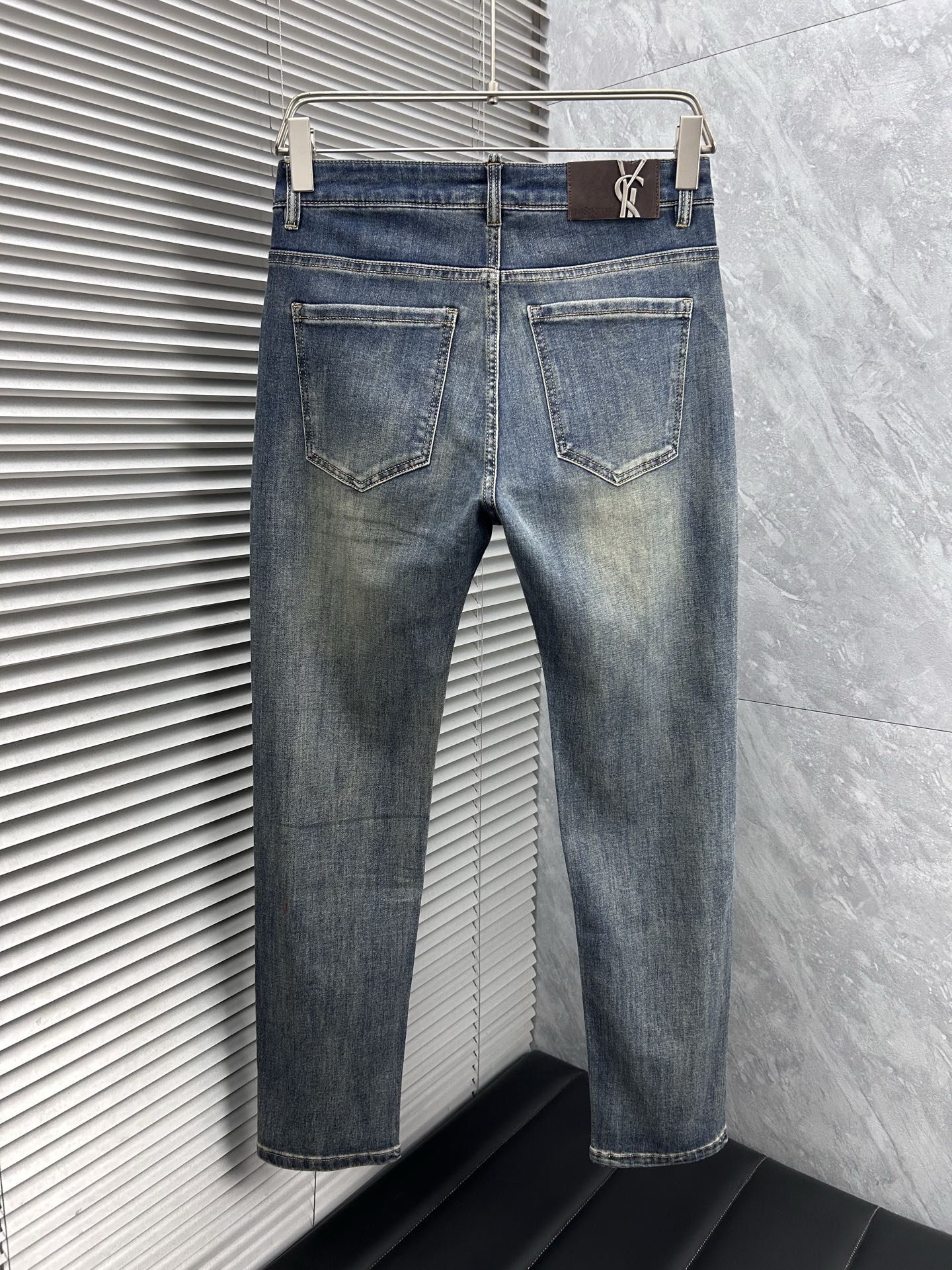 圣罗‘’。2026春夏高级时装感，超柔牛仔面料 , 顶级洗水牛仔裤。面料很特殊，超细精仿棉纱混纺，超柔舒