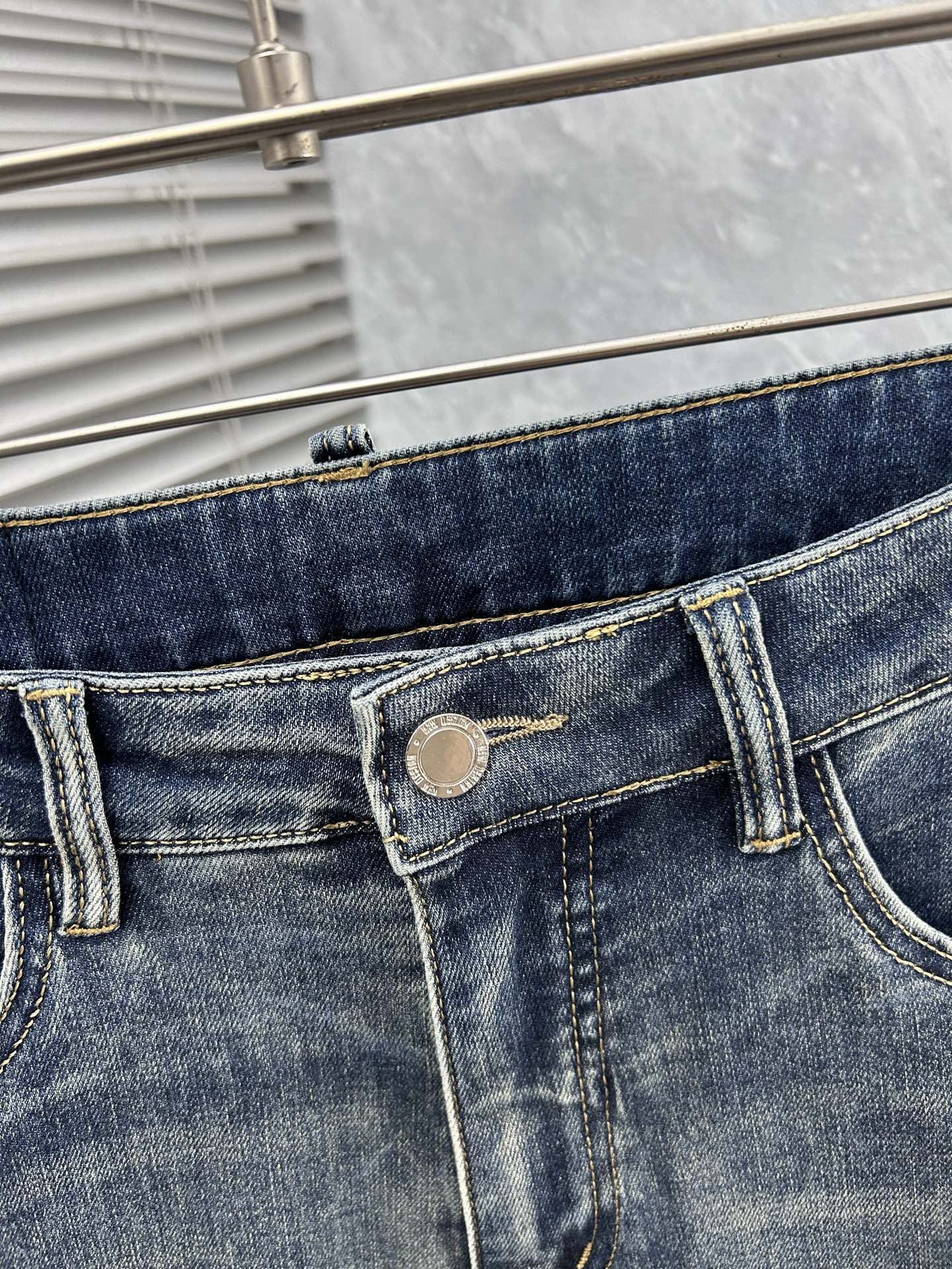 圣罗‘’。2026春夏高级时装感，超柔牛仔面料 , 顶级洗水牛仔裤。面料很特殊，超细精仿棉纱混纺，超柔舒