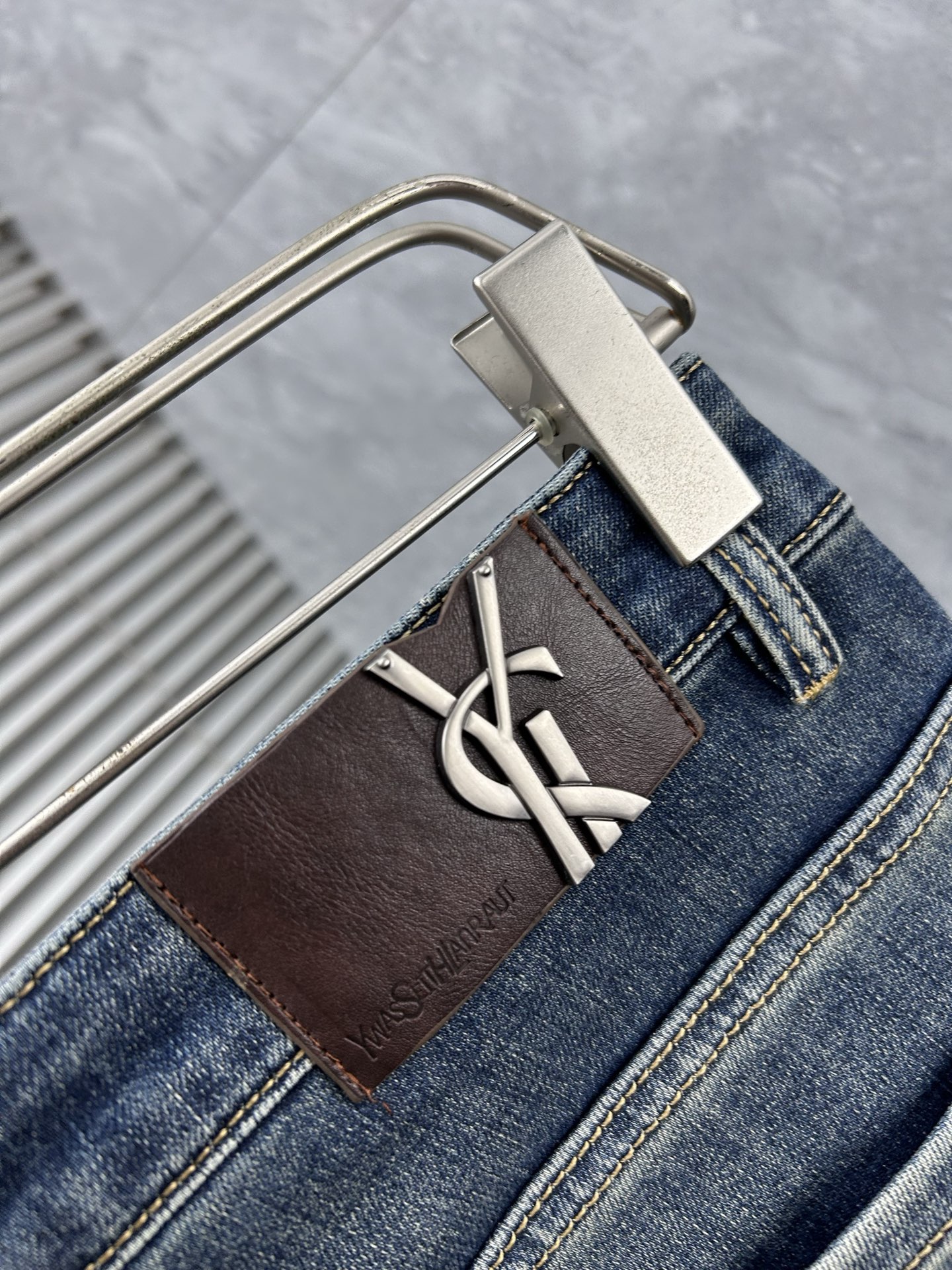 圣罗‘’。2026春夏高级时装感，超柔牛仔面料 , 顶级洗水牛仔裤。面料很特殊，超细精仿棉纱混纺，超柔舒