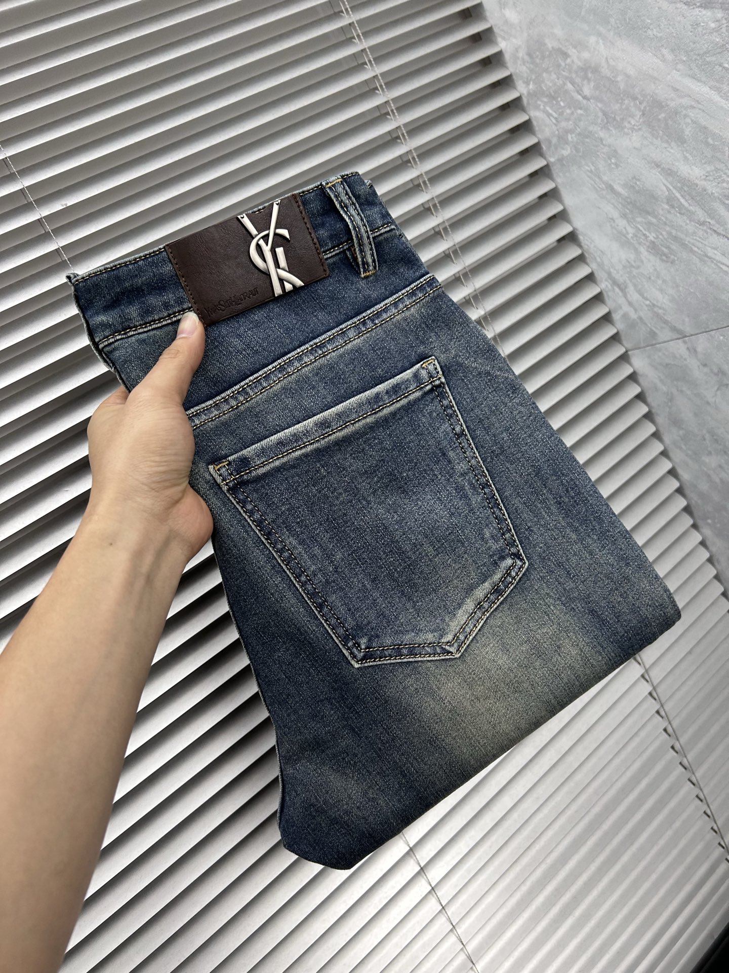 圣罗‘’。2026春夏高级时装感，超柔牛仔面料 , 顶级洗水牛仔裤。面料很特殊，超细精仿棉纱混纺，超柔舒