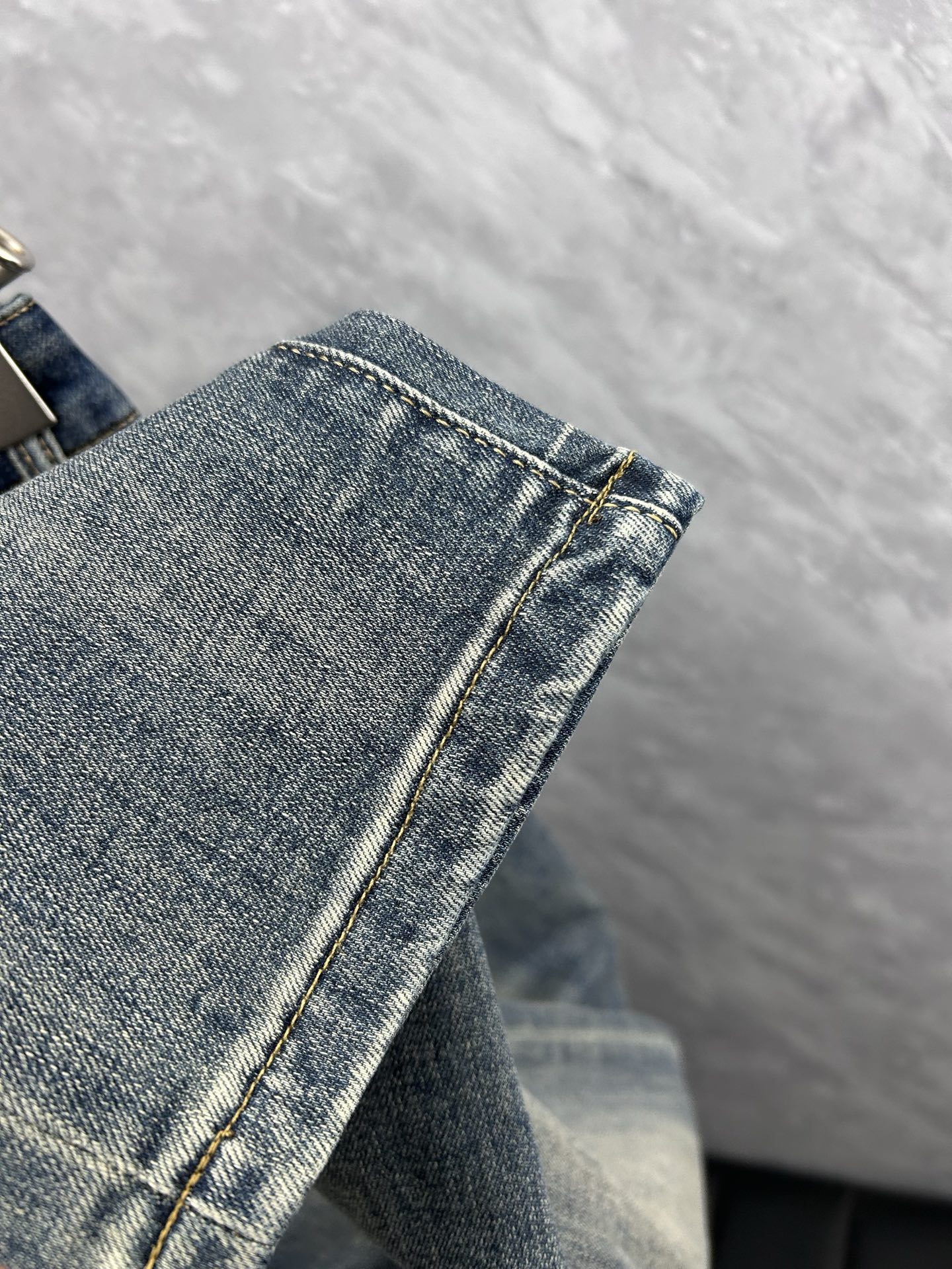 圣罗‘’。2026春夏高级时装感，超柔牛仔面料 , 顶级洗水牛仔裤。面料很特殊，超细精仿棉纱混纺，超柔舒