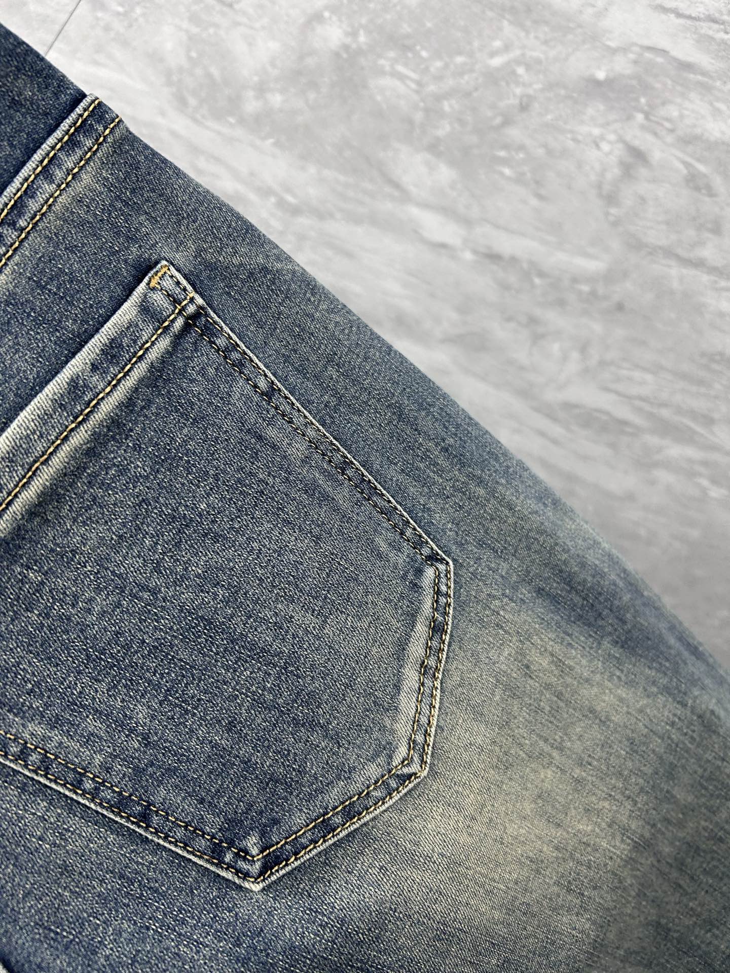 圣罗‘’。2026春夏高级时装感，超柔牛仔面料 , 顶级洗水牛仔裤。面料很特殊，超细精仿棉纱混纺，超柔舒