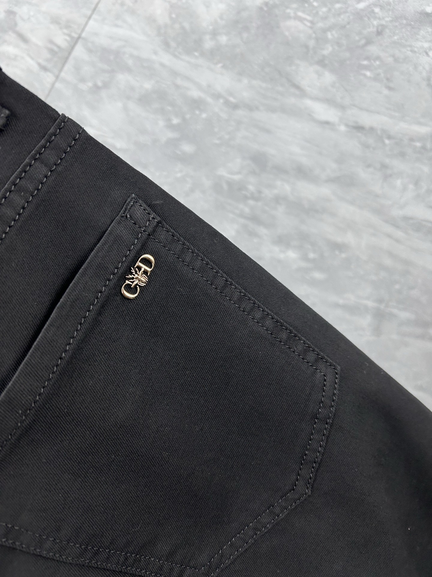 dr‘’。2026春夏高级时装感，超柔牛仔面料 , 顶级洗水牛仔裤。面料很特殊，超细精仿棉纱混纺，超柔舒