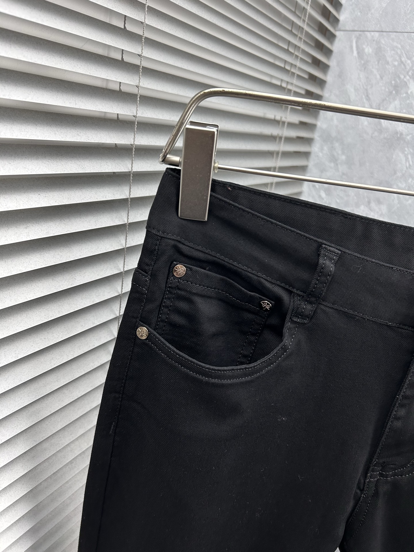 dr‘’。2026春夏高级时装感，超柔牛仔面料 , 顶级洗水牛仔裤。面料很特殊，超细精仿棉纱混纺，超柔舒