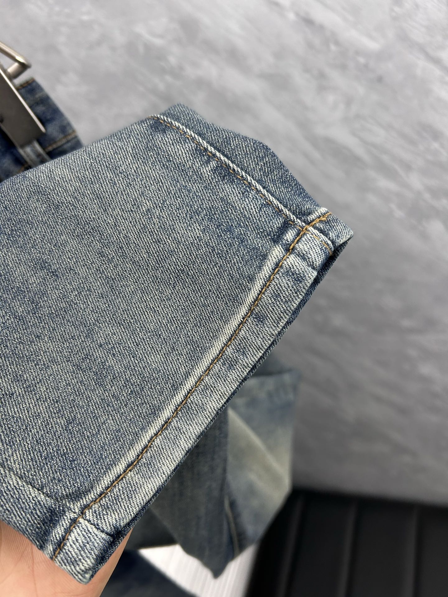 古‘’。2026春夏高级时装感，超柔牛仔面料 , 顶级洗水牛仔裤。面料很特殊，超细精仿棉纱混纺，超柔舒适