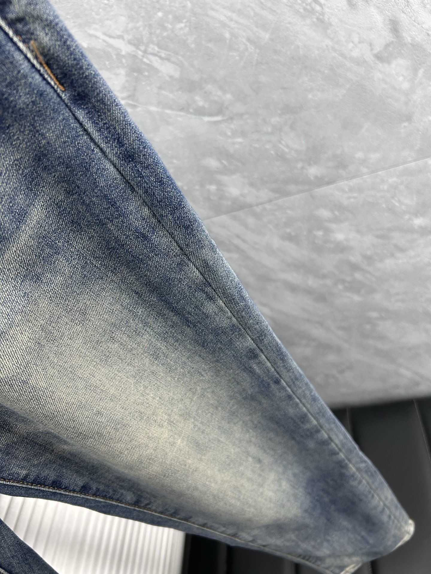 古‘’。2026春夏高级时装感，超柔牛仔面料 , 顶级洗水牛仔裤。面料很特殊，超细精仿棉纱混纺，超柔舒适