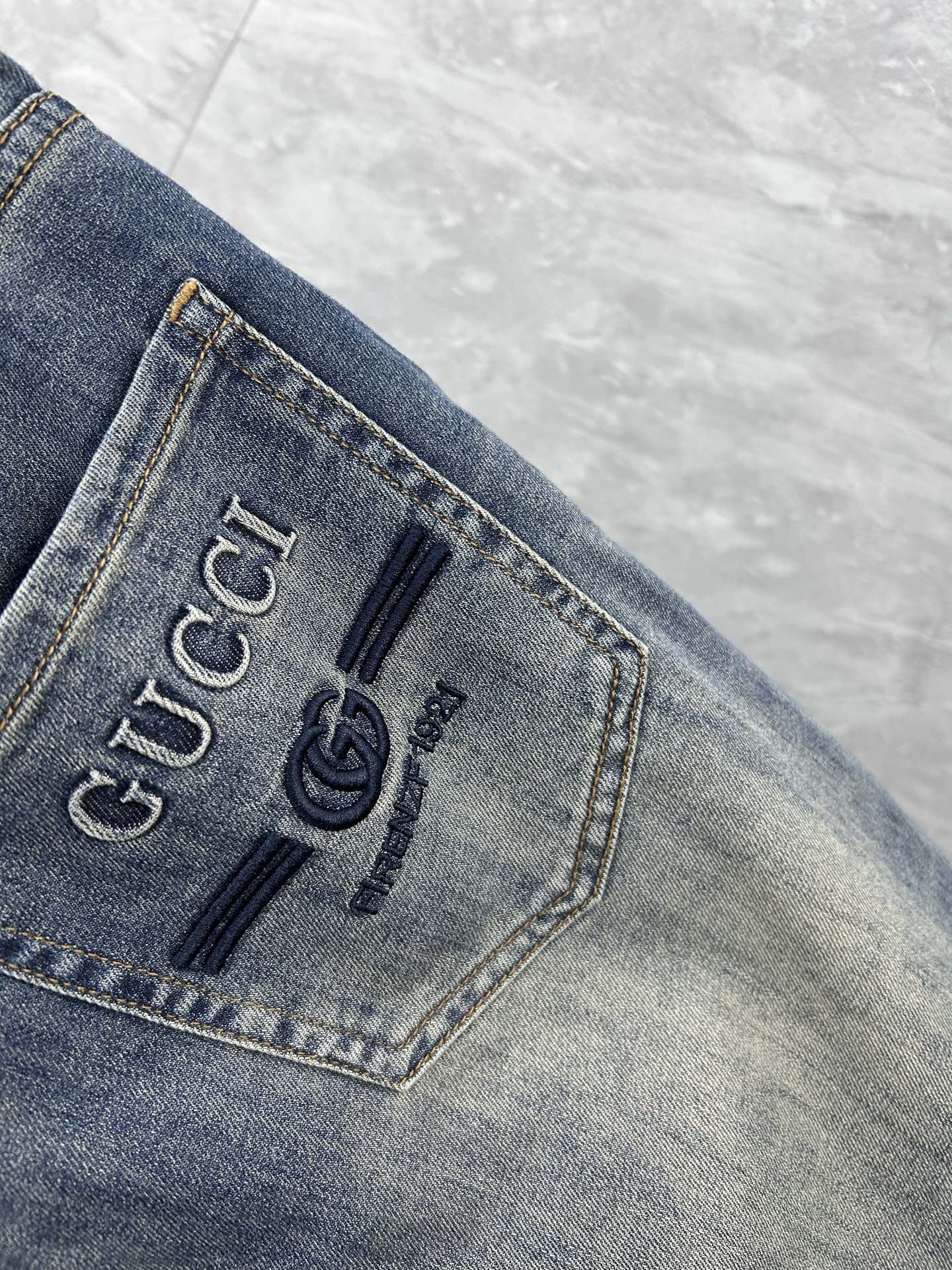 古‘’。2026春夏高级时装感，超柔牛仔面料 , 顶级洗水牛仔裤。面料很特殊，超细精仿棉纱混纺，超柔舒适