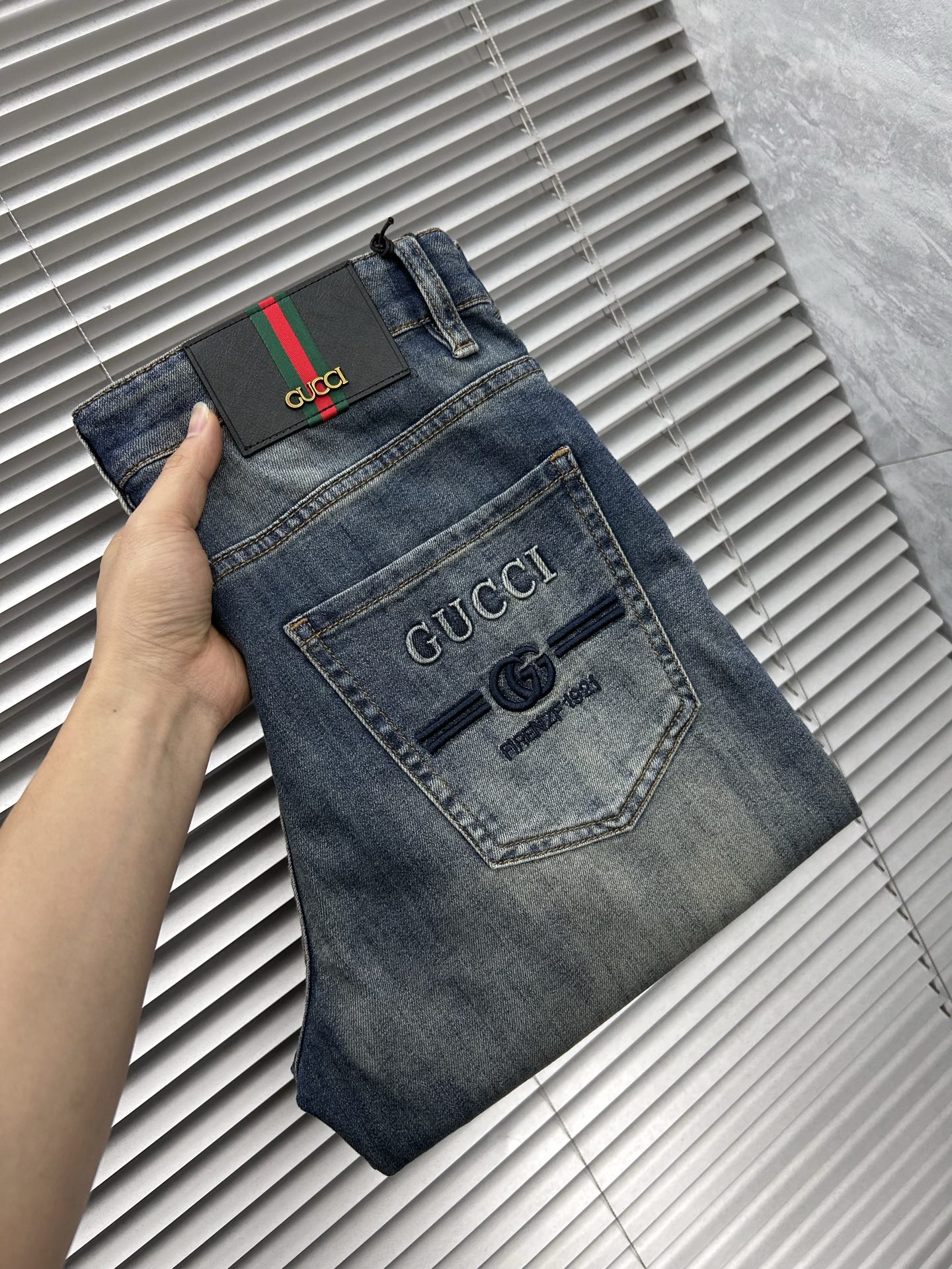 古‘’。2026春夏高级时装感，超柔牛仔面料 , 顶级洗水牛仔裤。面料很特殊，超细精仿棉纱混纺，超柔舒适