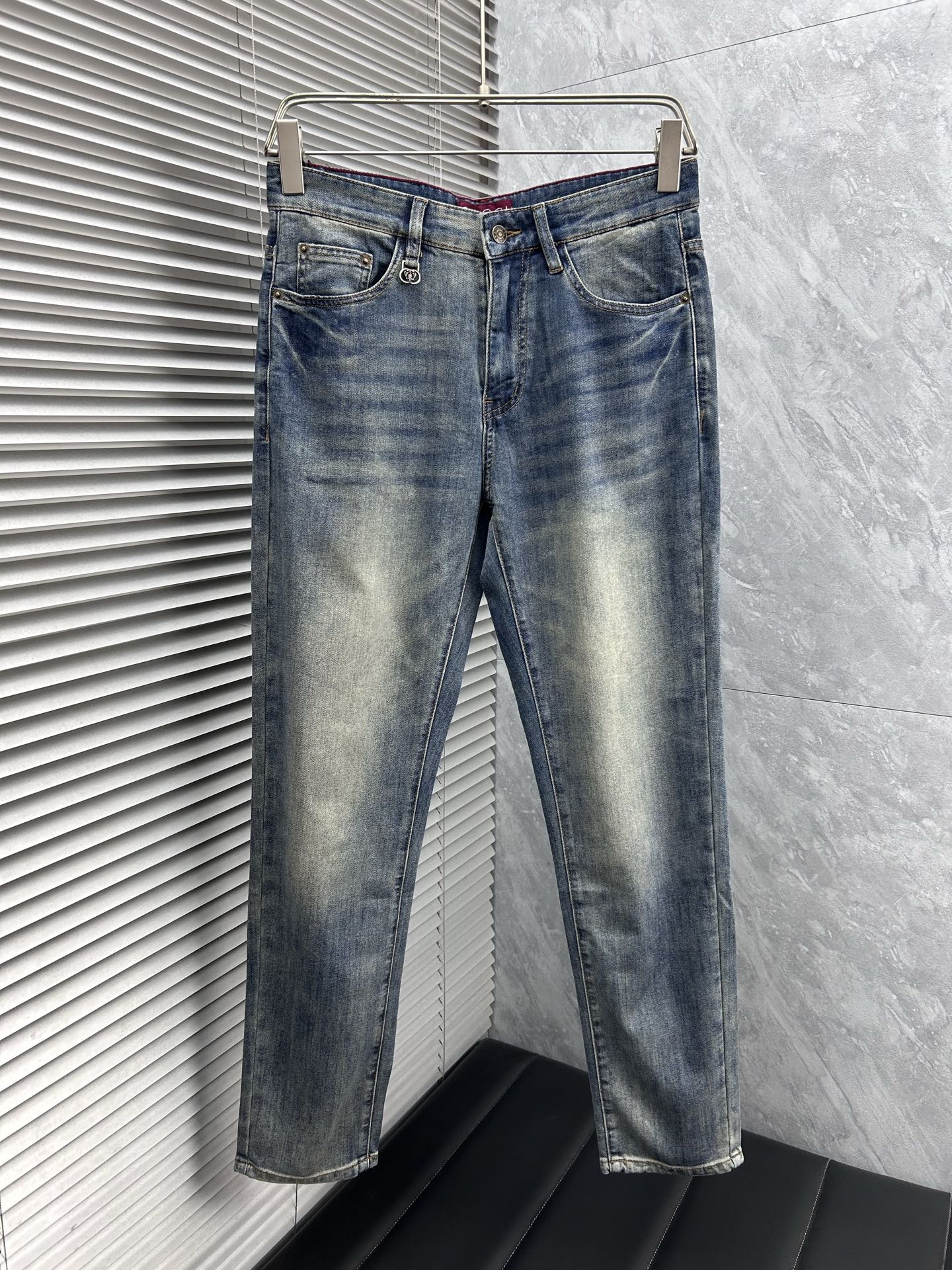 古‘’。2026春夏高级时装感，超柔牛仔面料 , 顶级洗水牛仔裤。面料很特殊，超细精仿棉纱混纺，超柔舒适