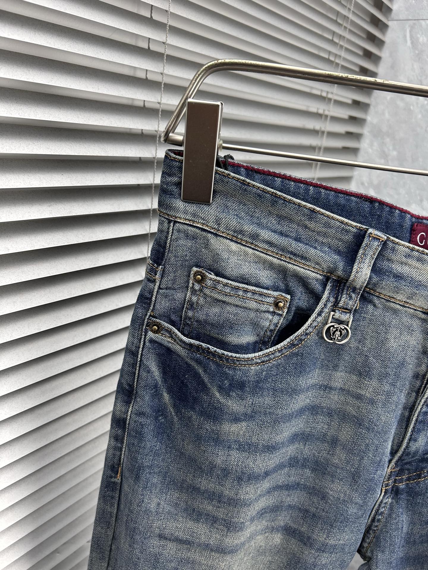 古‘’。2026春夏高级时装感，超柔牛仔面料 , 顶级洗水牛仔裤。面料很特殊，超细精仿棉纱混纺，超柔舒适