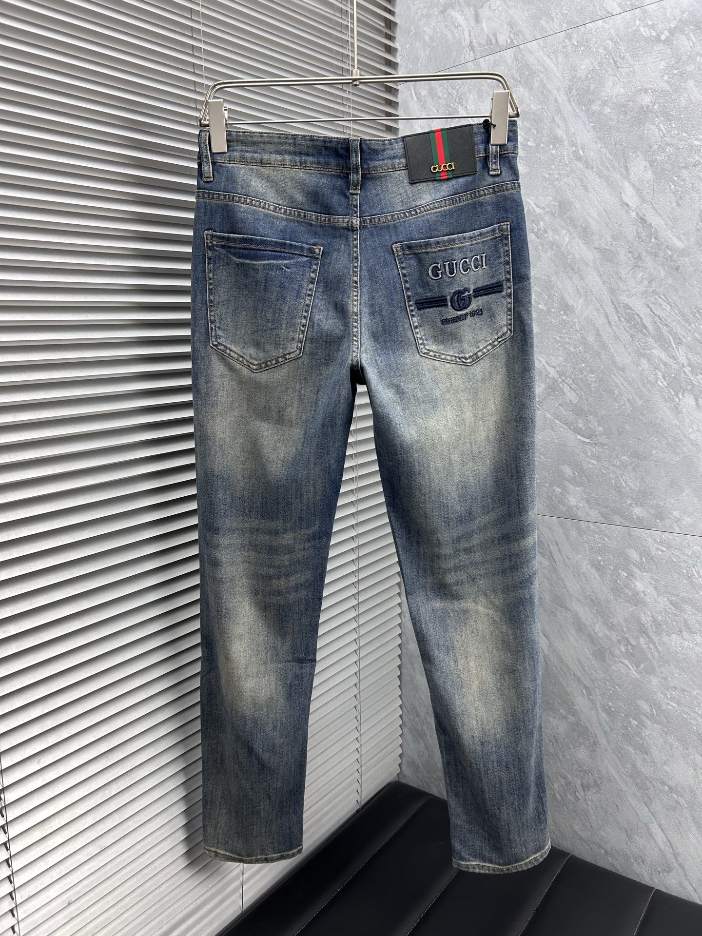 古‘’。2026春夏高级时装感，超柔牛仔面料 , 顶级洗水牛仔裤。面料很特殊，超细精仿棉纱混纺，超柔舒适