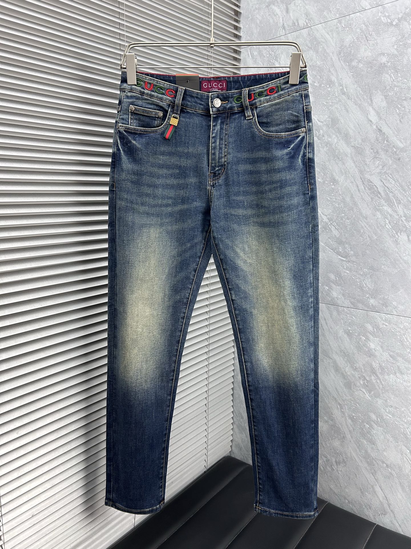 古‘’。2026春夏高级时装感，超柔牛仔面料 , 顶级洗水牛仔裤。面料很特殊，超细精仿棉纱混纺，超柔舒适