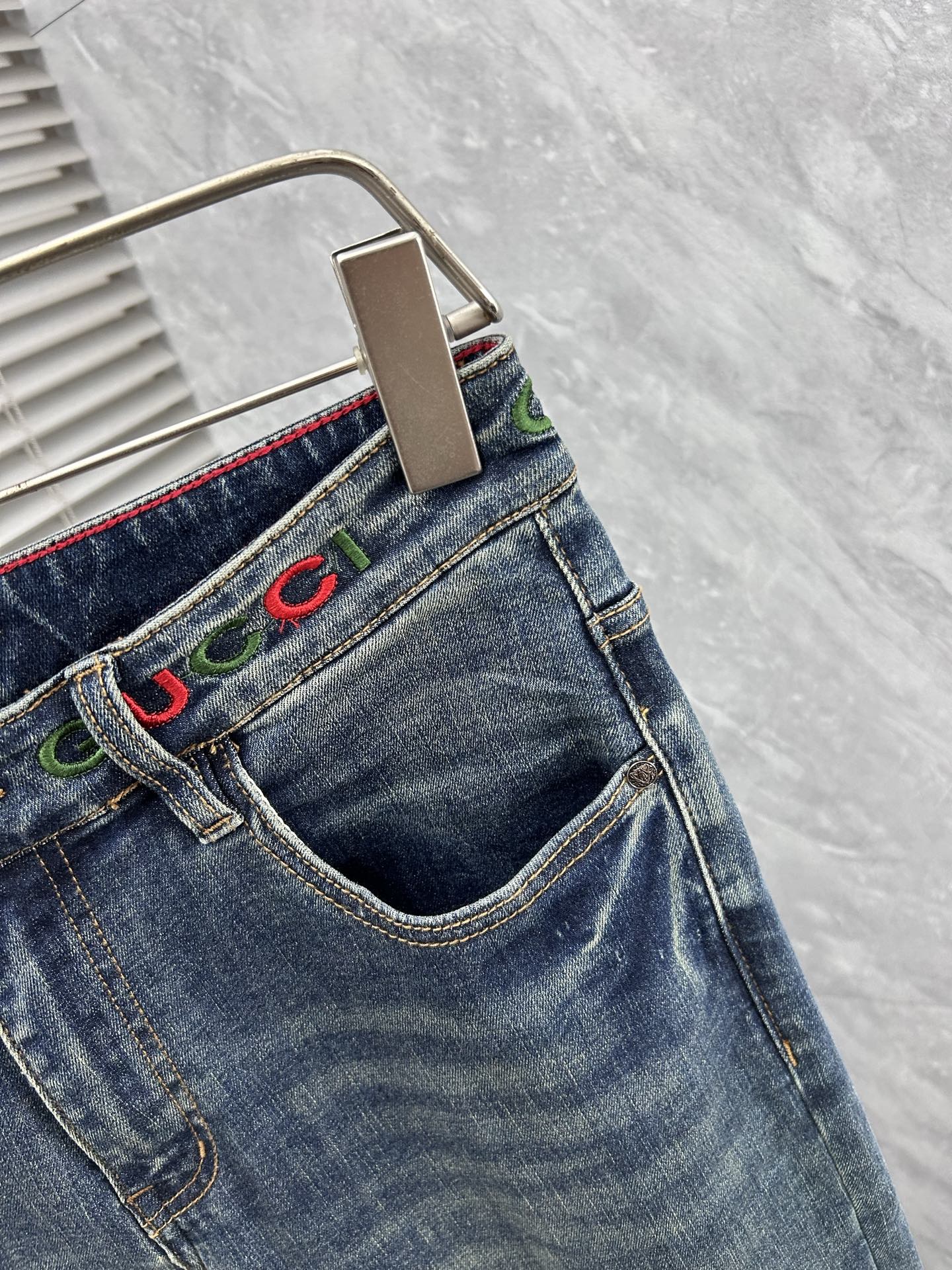 古‘’。2026春夏高级时装感，超柔牛仔面料 , 顶级洗水牛仔裤。面料很特殊，超细精仿棉纱混纺，超柔舒适