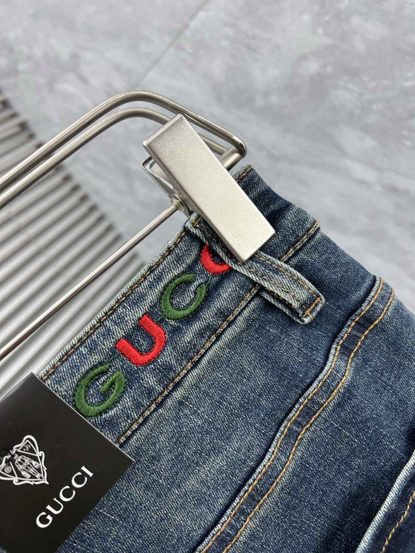 古‘’。2026春夏高级时装感，超柔牛仔面料 , 顶级洗水牛仔裤。面料很特殊，超细精仿棉纱混纺，超柔舒适