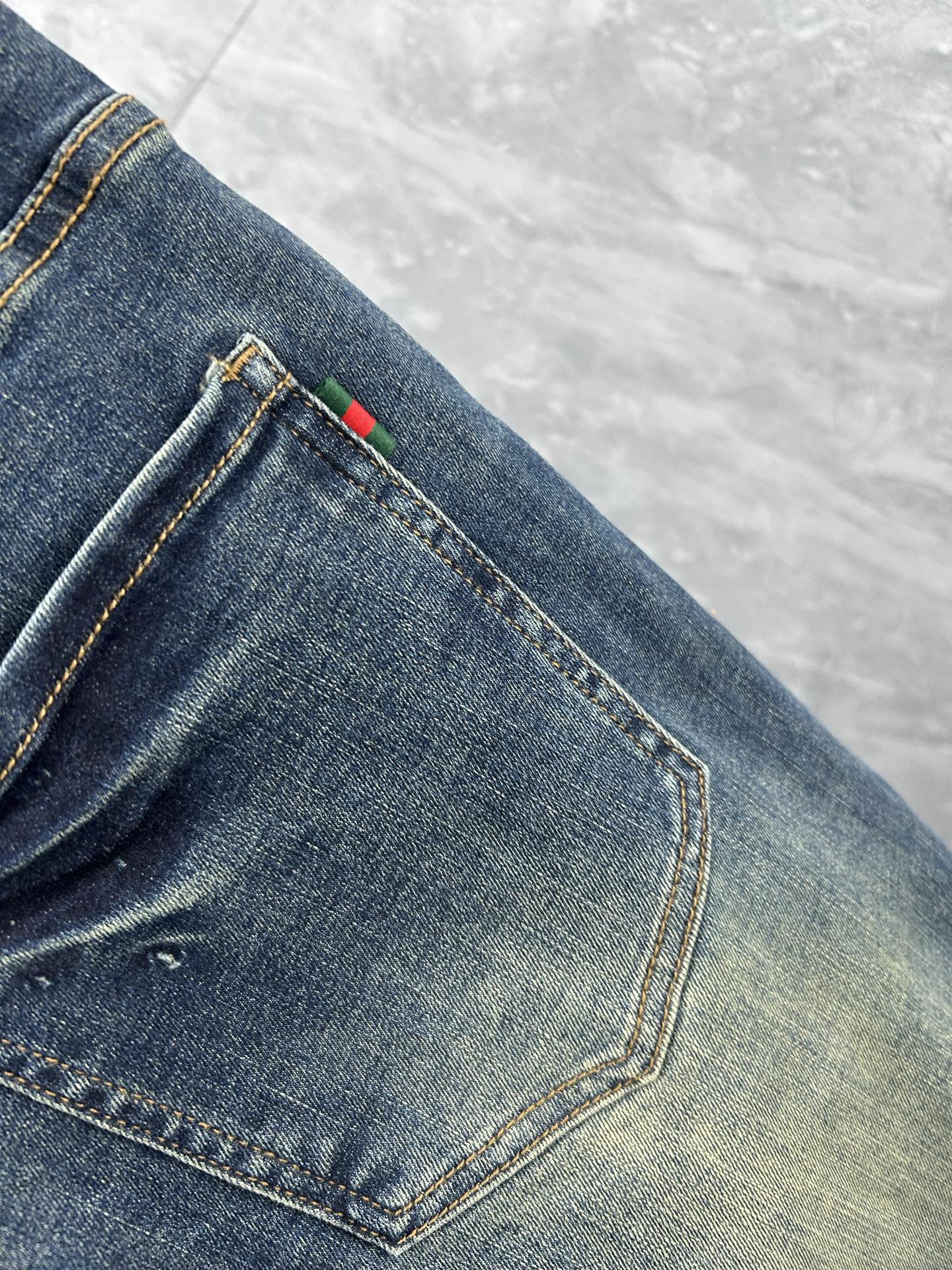 古‘’。2026春夏高级时装感，超柔牛仔面料 , 顶级洗水牛仔裤。面料很特殊，超细精仿棉纱混纺，超柔舒适