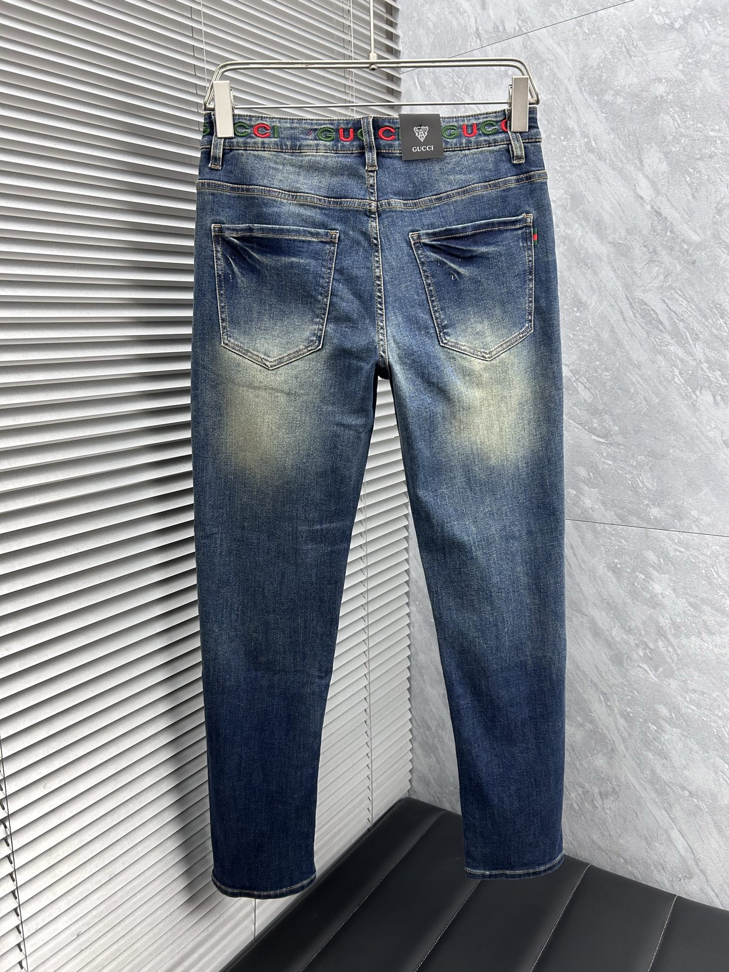 古‘’。2026春夏高级时装感，超柔牛仔面料 , 顶级洗水牛仔裤。面料很特殊，超细精仿棉纱混纺，超柔舒适