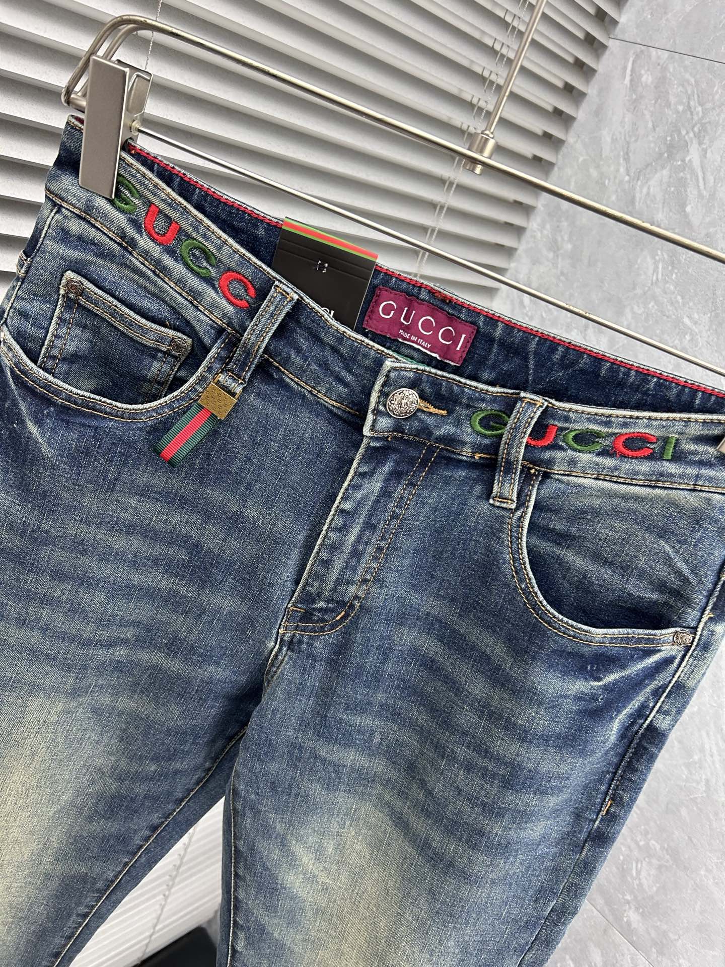 古‘’。2026春夏高级时装感，超柔牛仔面料 , 顶级洗水牛仔裤。面料很特殊，超细精仿棉纱混纺，超柔舒适