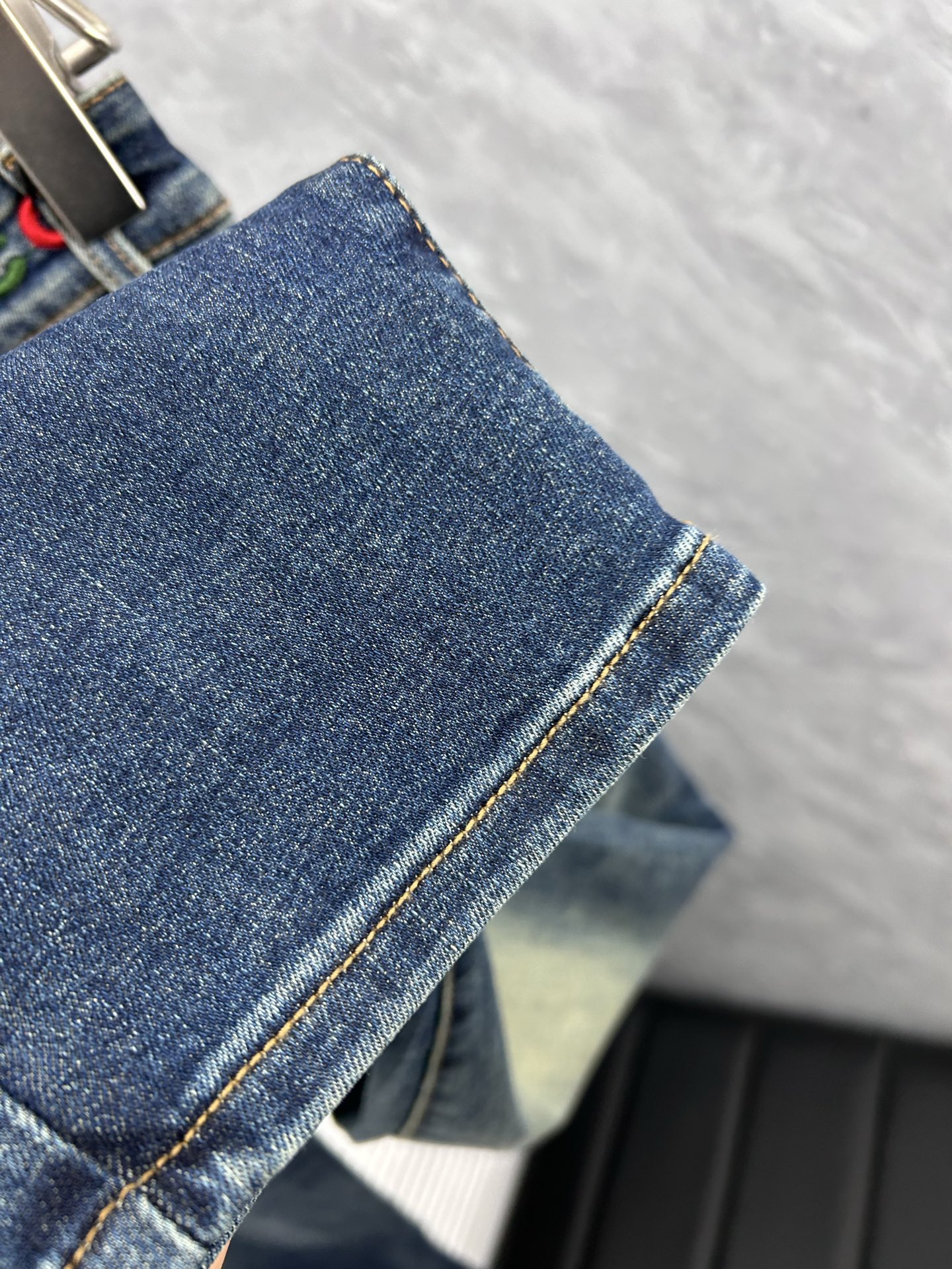 古‘’。2026春夏高级时装感，超柔牛仔面料 , 顶级洗水牛仔裤。面料很特殊，超细精仿棉纱混纺，超柔舒适