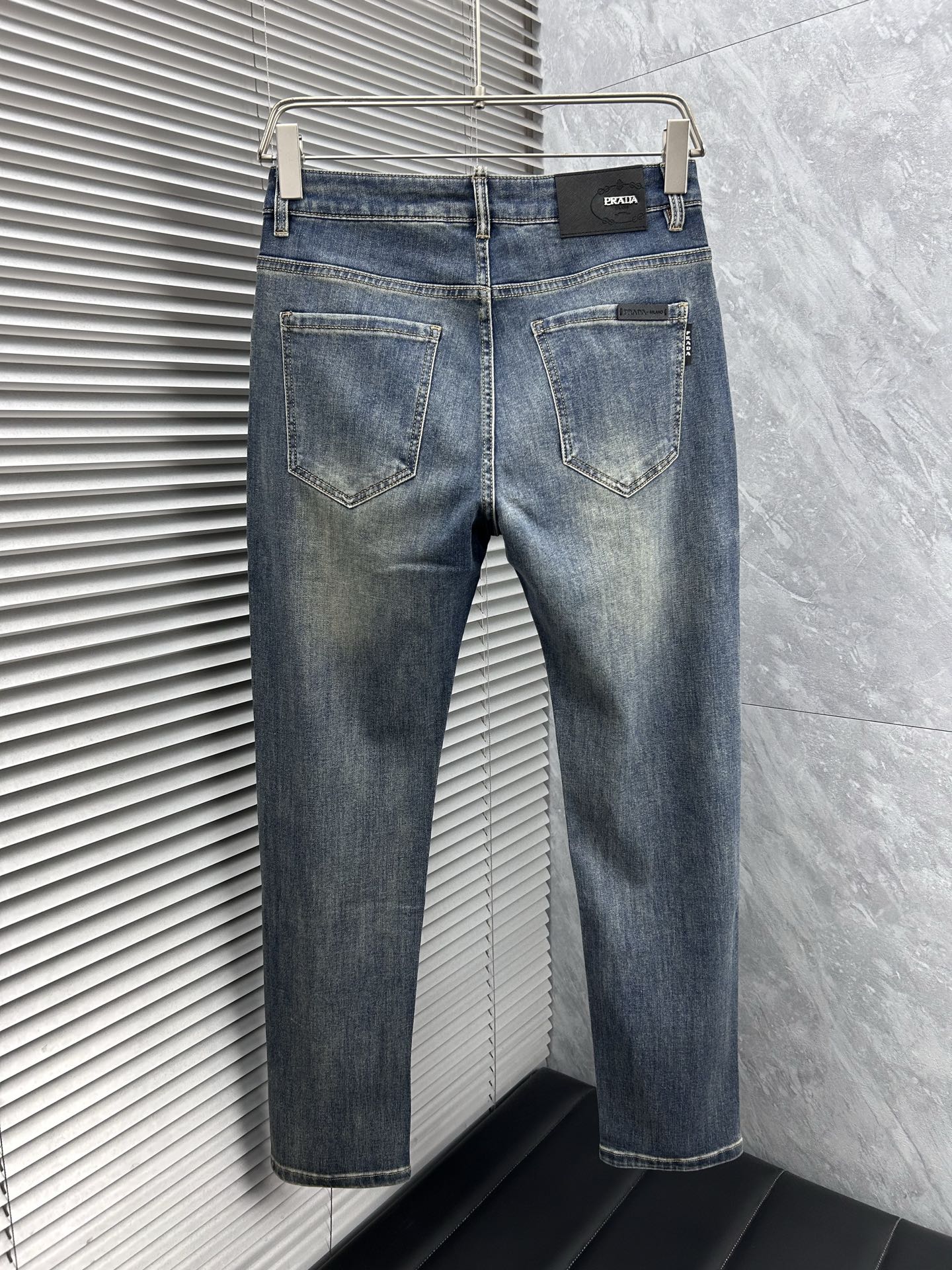 普拉‘’。2026春夏高级时装感，超柔牛仔面料 , 顶级洗水牛仔裤。面料很特殊，超细精仿棉纱混纺，超柔舒