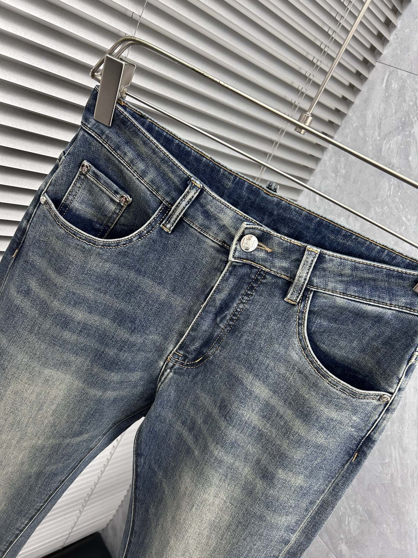 普拉‘’。2026春夏高级时装感，超柔牛仔面料 , 顶级洗水牛仔裤。面料很特殊，超细精仿棉纱混纺，超柔舒