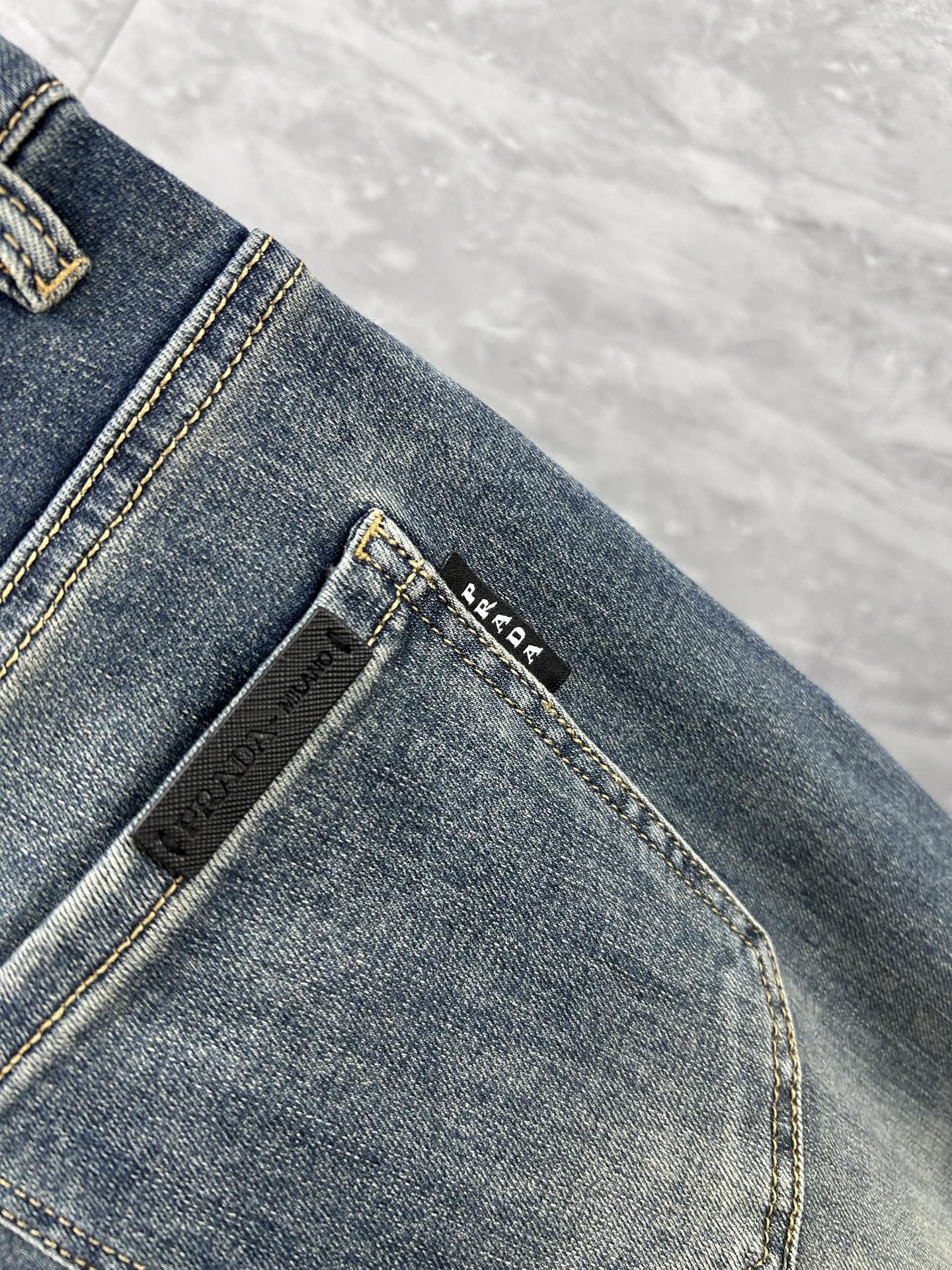 普拉‘’。2026春夏高级时装感，超柔牛仔面料 , 顶级洗水牛仔裤。面料很特殊，超细精仿棉纱混纺，超柔舒