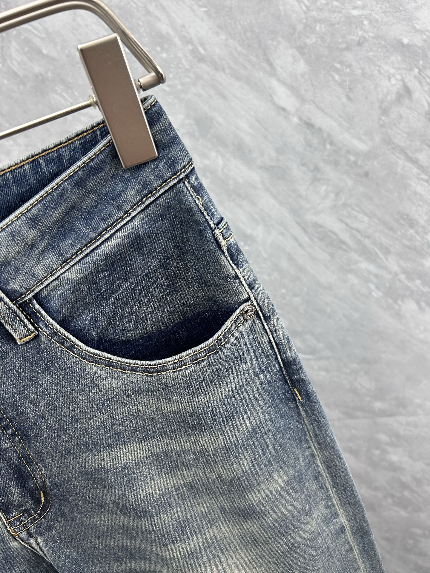 普拉‘’。2026春夏高级时装感，超柔牛仔面料 , 顶级洗水牛仔裤。面料很特殊，超细精仿棉纱混纺，超柔舒