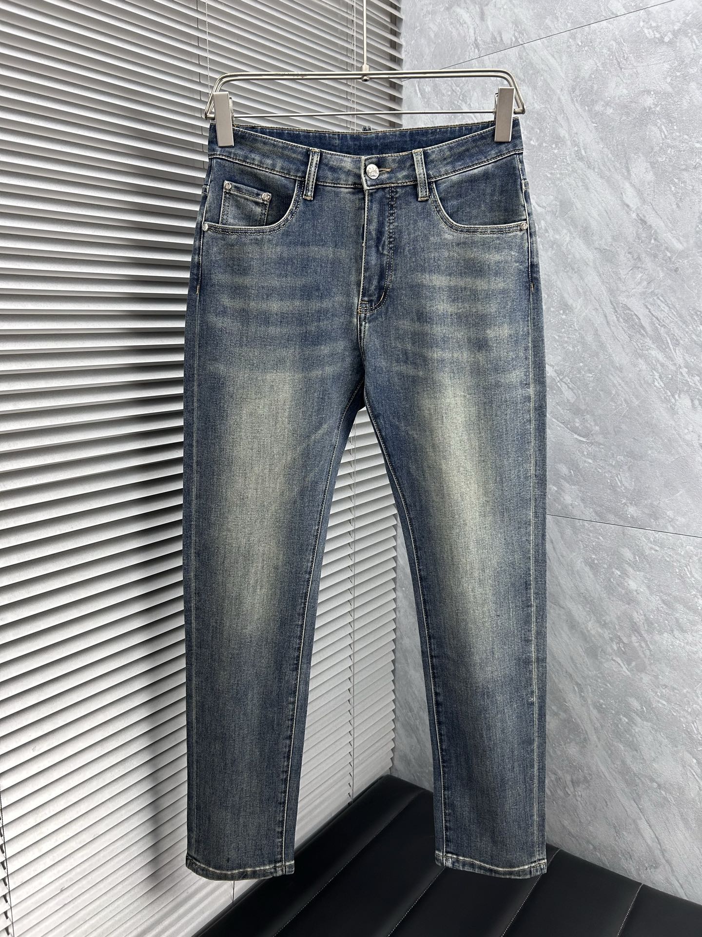 普拉‘’。2026春夏高级时装感，超柔牛仔面料 , 顶级洗水牛仔裤。面料很特殊，超细精仿棉纱混纺，超柔舒