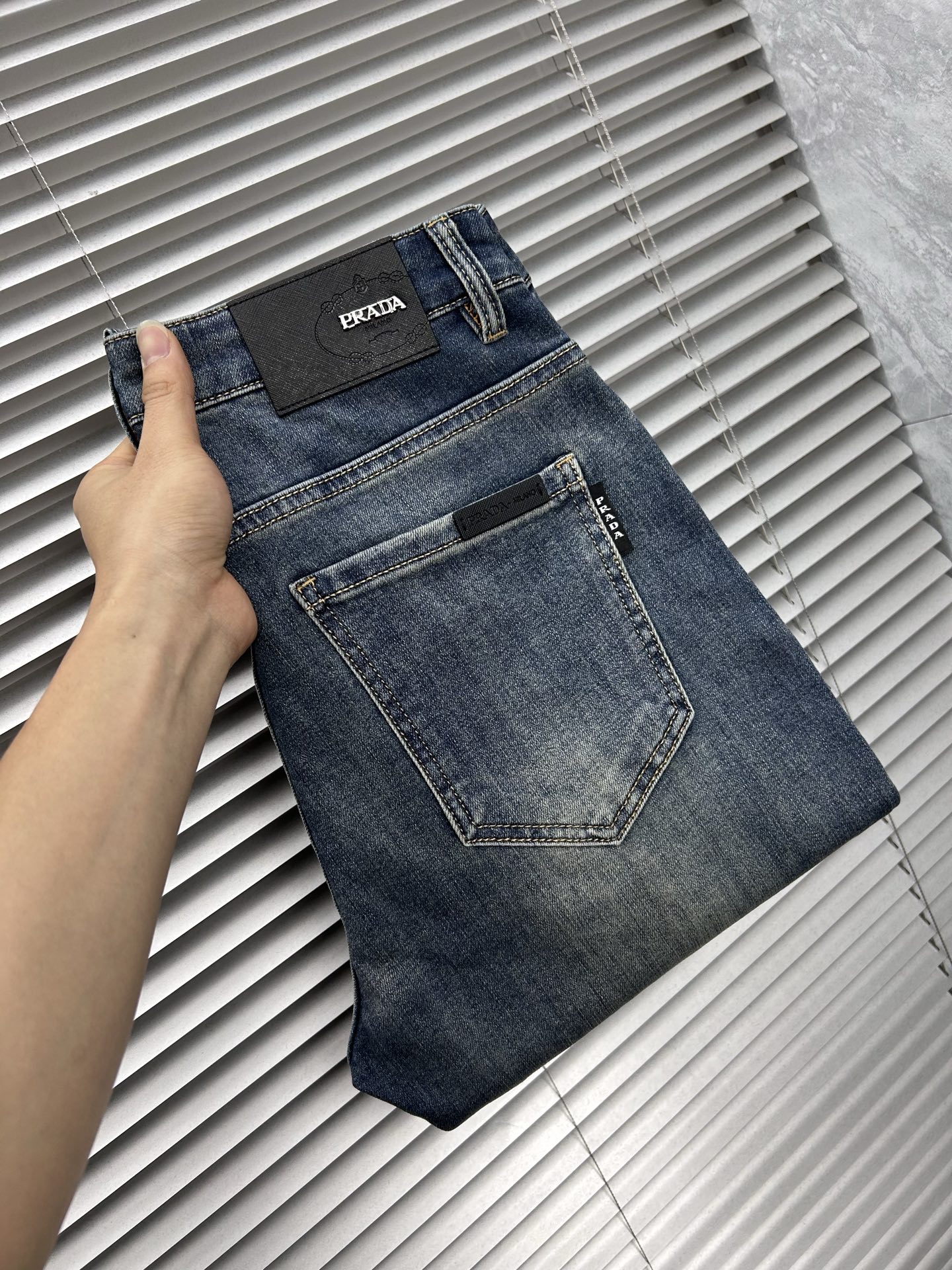 普拉‘’。2026春夏高级时装感，超柔牛仔面料 , 顶级洗水牛仔裤。面料很特殊，超细精仿棉纱混纺，超柔舒