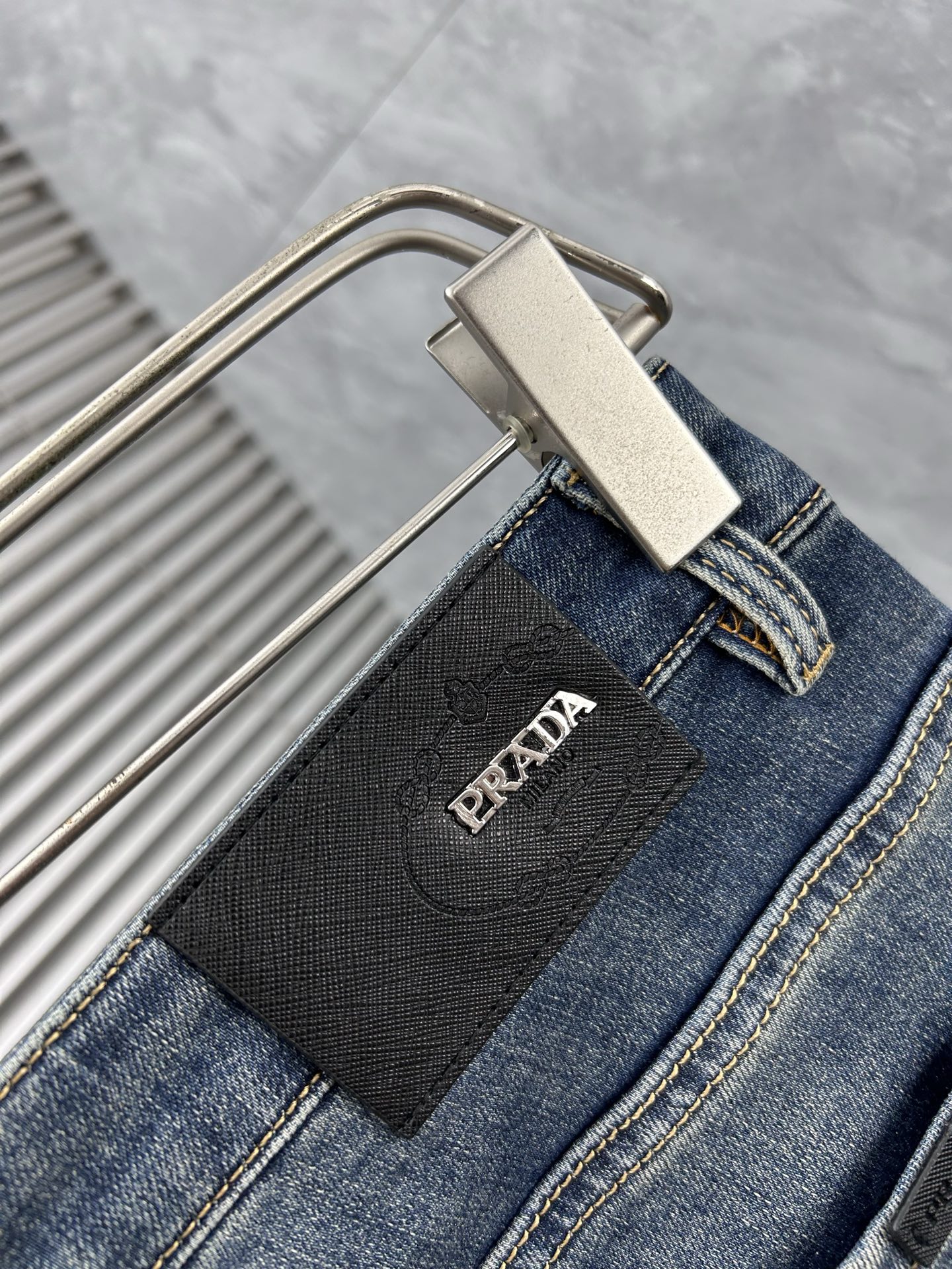 普拉‘’。2026春夏高级时装感，超柔牛仔面料 , 顶级洗水牛仔裤。面料很特殊，超细精仿棉纱混纺，超柔舒