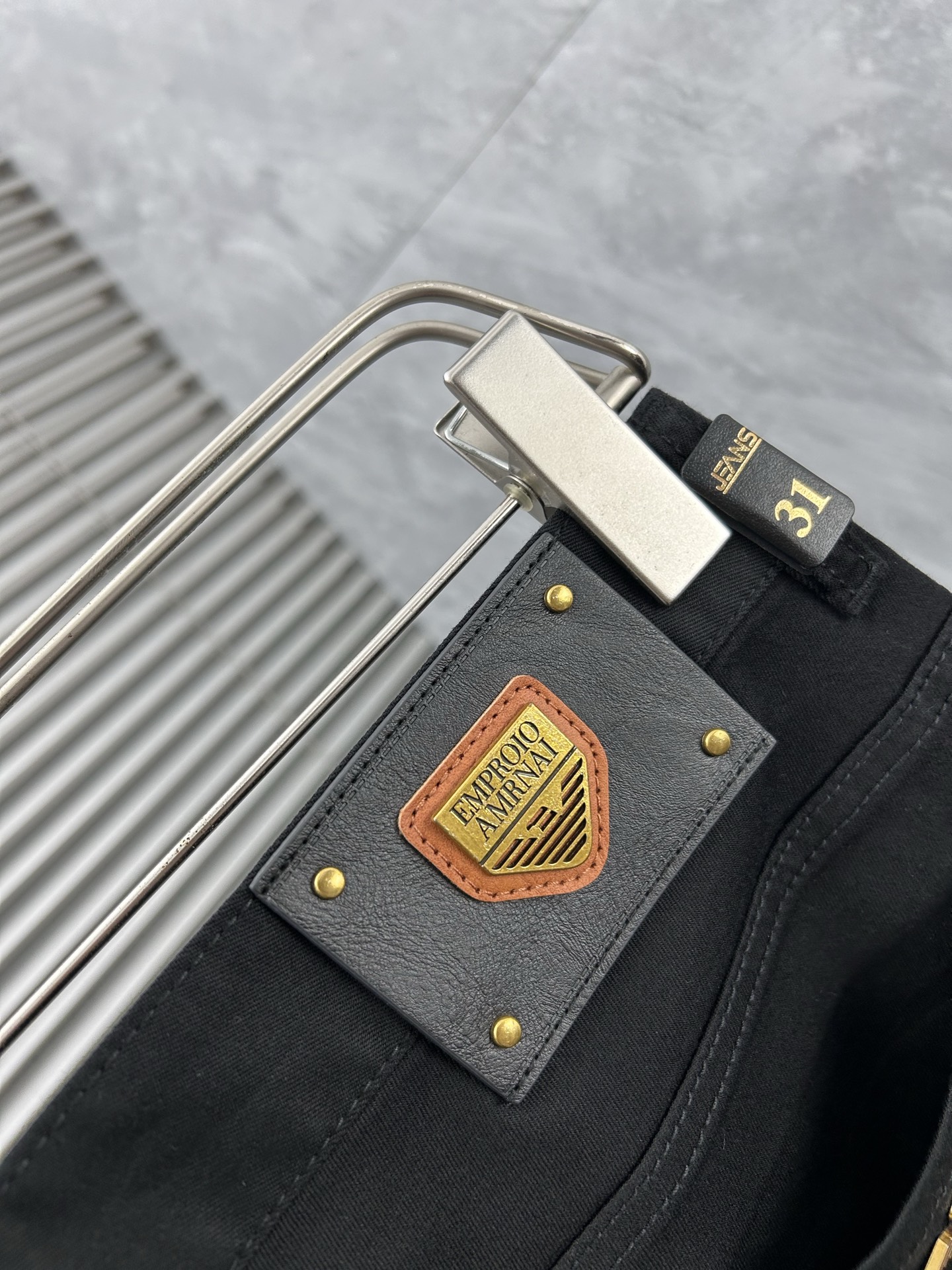 阿玛尼‘’。2026春夏高级时装感，超柔牛仔面料 , 顶级洗水牛仔裤。面料很特殊，超细精仿棉纱混纺，超柔