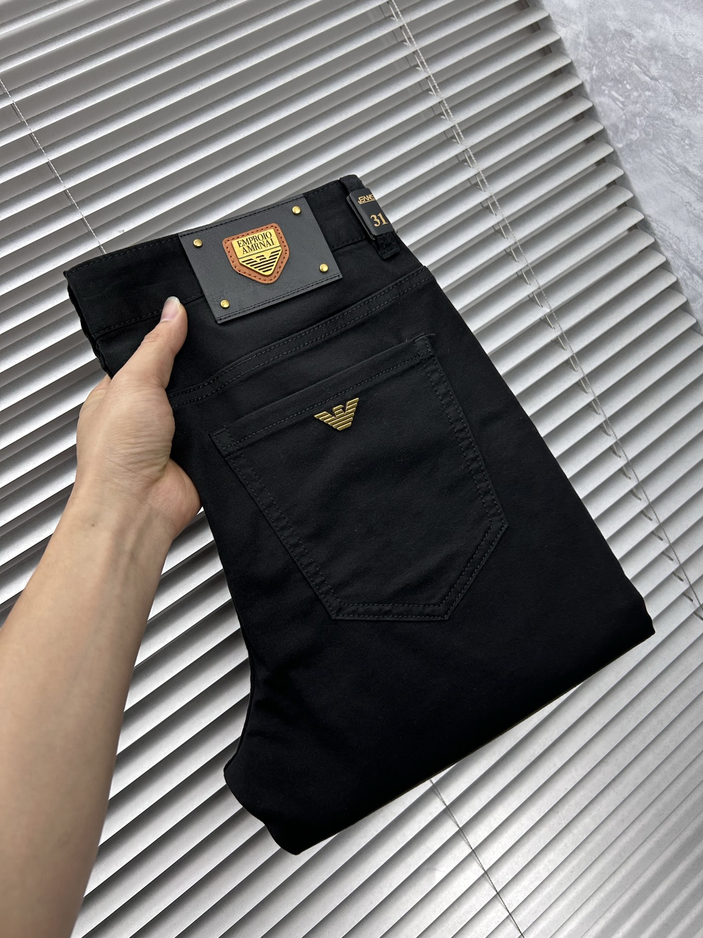 阿玛尼‘’。2026春夏高级时装感，超柔牛仔面料 , 顶级洗水牛仔裤。面料很特殊，超细精仿棉纱混纺，超柔