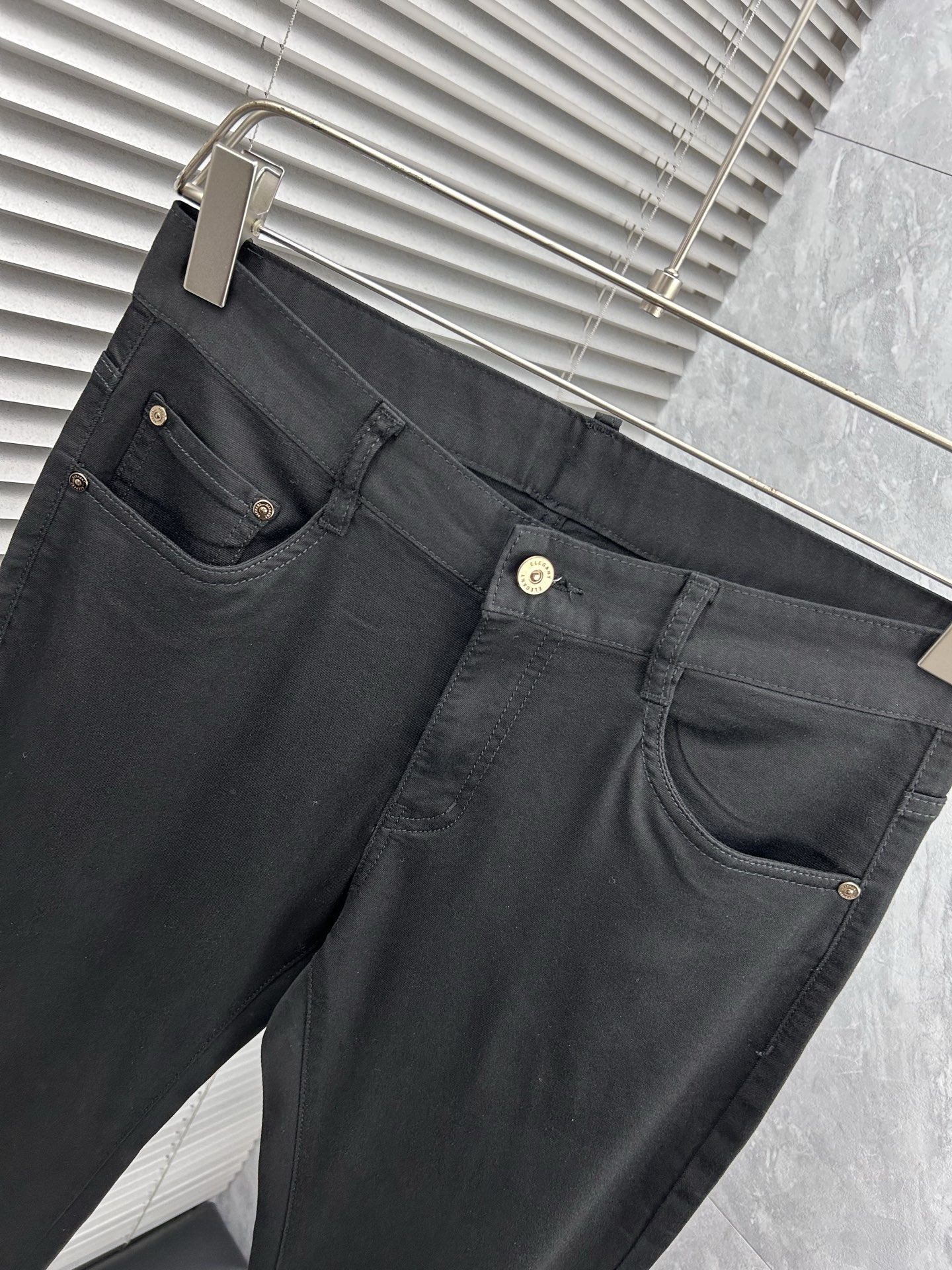 阿玛尼‘’。2026春夏高级时装感，超柔牛仔面料 , 顶级洗水牛仔裤。面料很特殊，超细精仿棉纱混纺，超柔