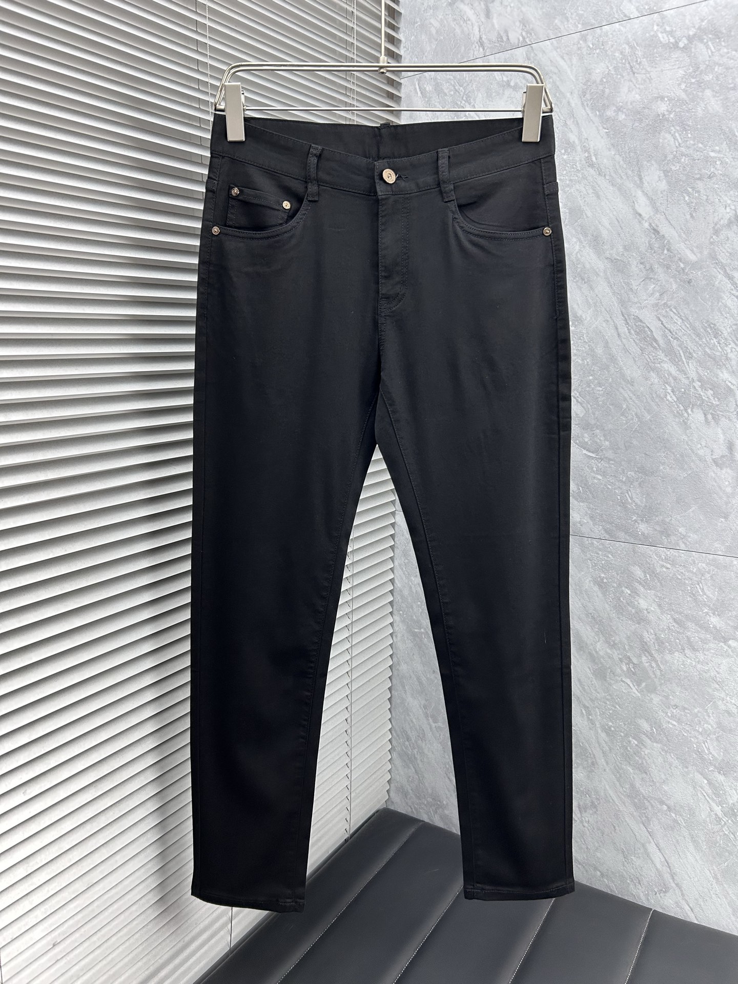 阿玛尼‘’。2026春夏高级时装感，超柔牛仔面料 , 顶级洗水牛仔裤。面料很特殊，超细精仿棉纱混纺，超柔