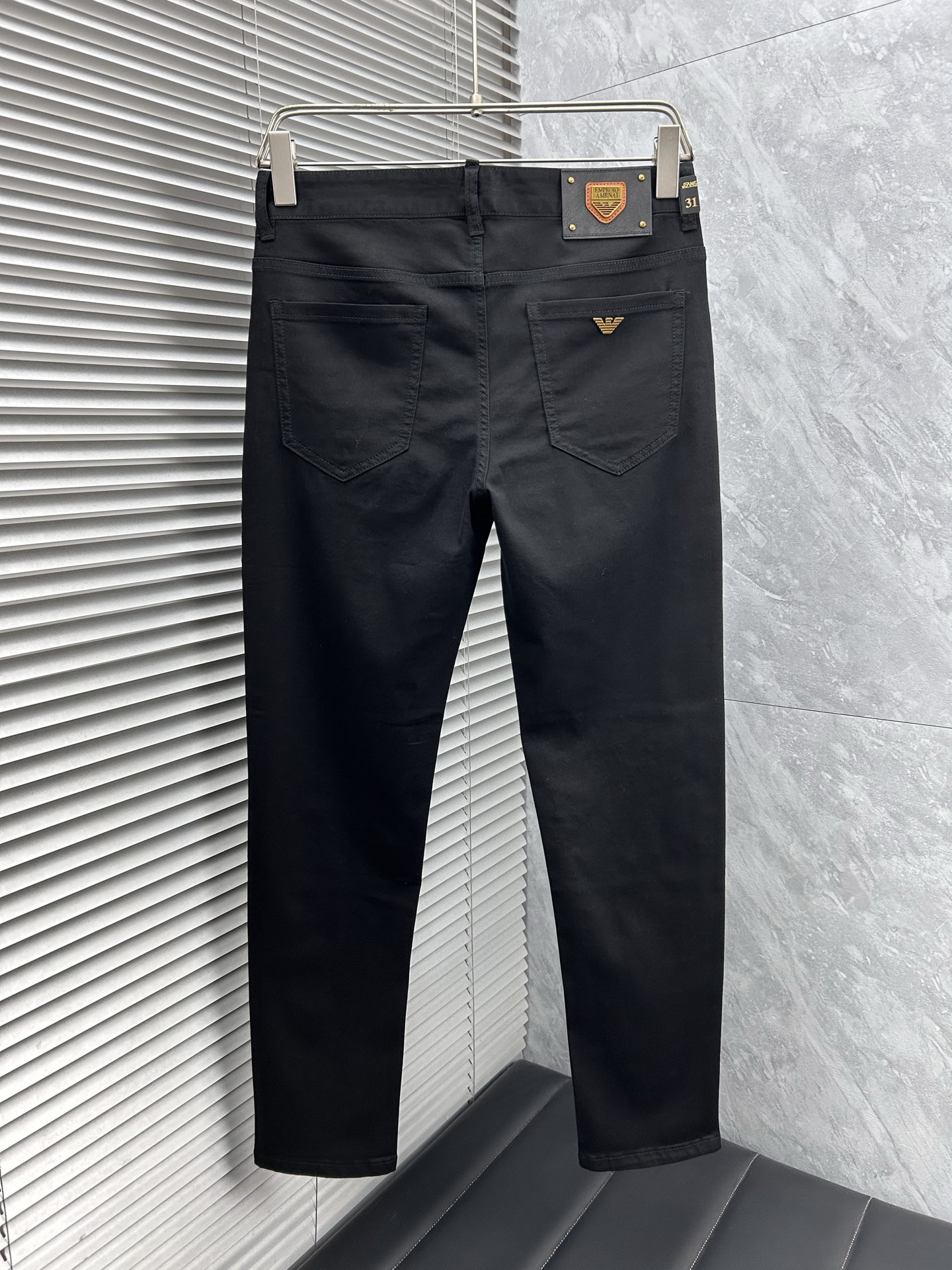 阿玛尼‘’。2026春夏高级时装感，超柔牛仔面料 , 顶级洗水牛仔裤。面料很特殊，超细精仿棉纱混纺，超柔