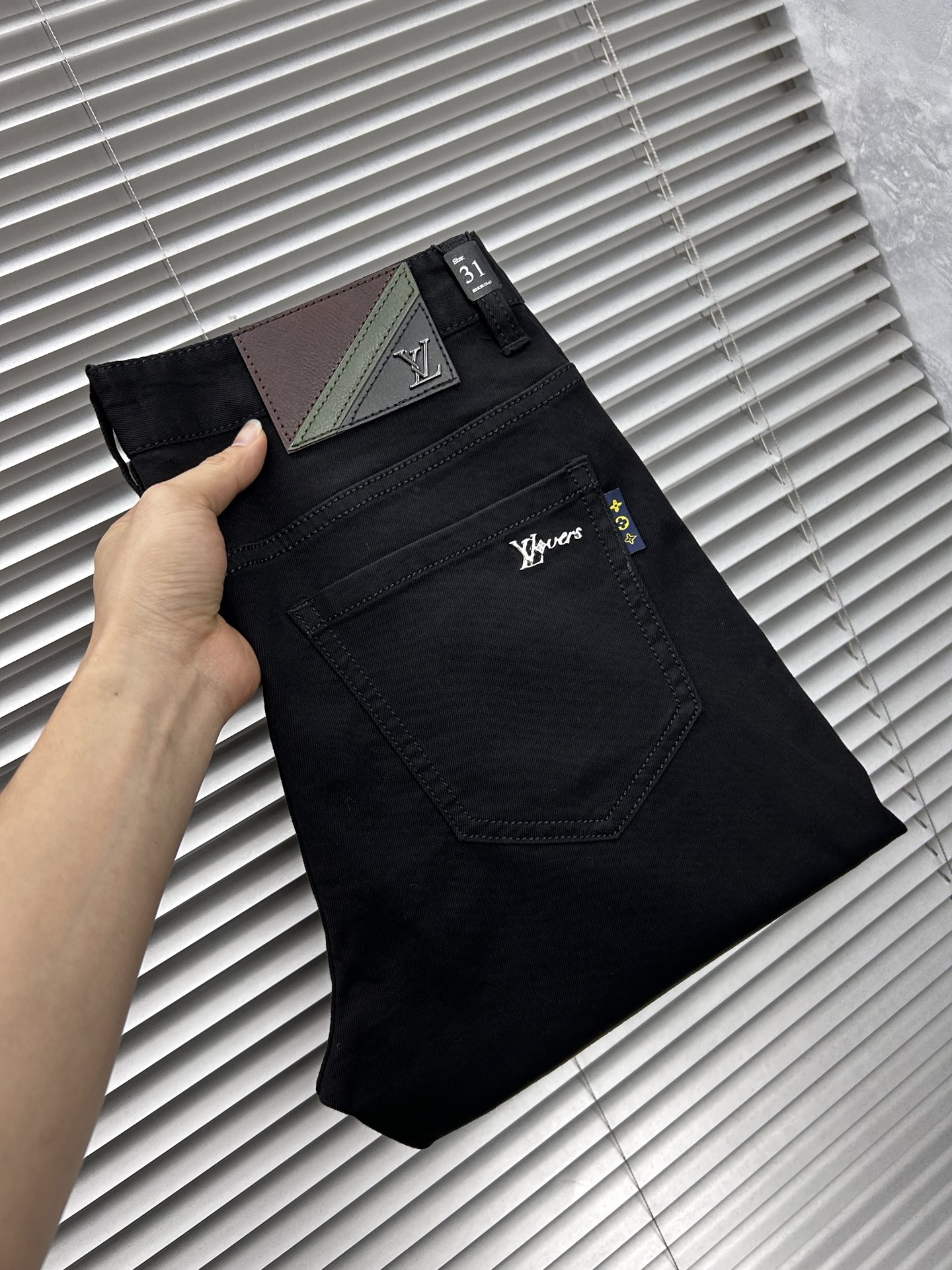 lv‘’。2026春夏高级时装感，超柔牛仔面料 , 顶级洗水牛仔裤。面料很特殊，超细精仿棉纱混纺，超柔舒