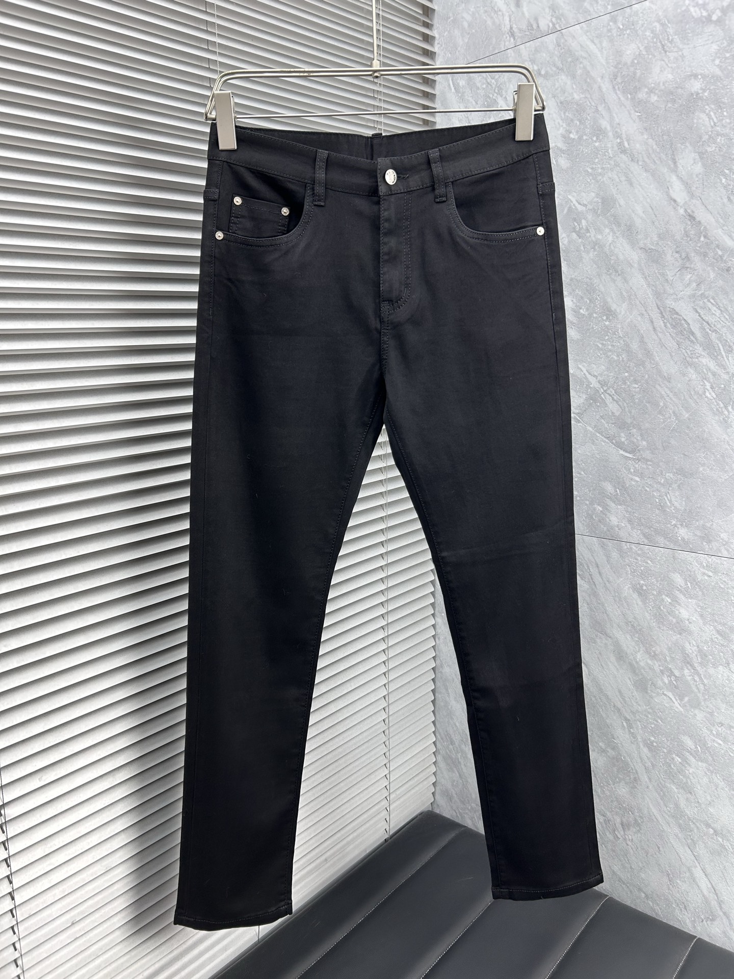 lv‘’。2026春夏高级时装感，超柔牛仔面料 , 顶级洗水牛仔裤。面料很特殊，超细精仿棉纱混纺，超柔舒