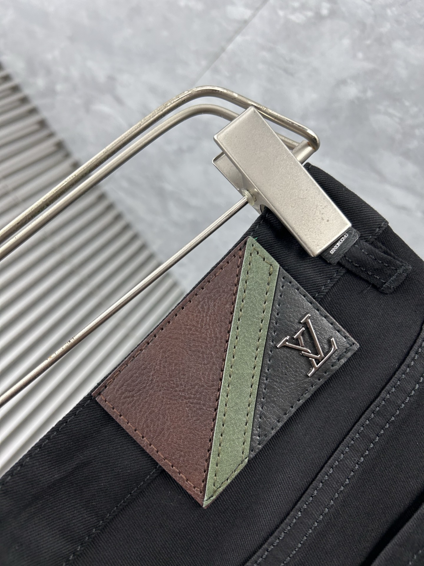 lv‘’。2026春夏高级时装感，超柔牛仔面料 , 顶级洗水牛仔裤。面料很特殊，超细精仿棉纱混纺，超柔舒