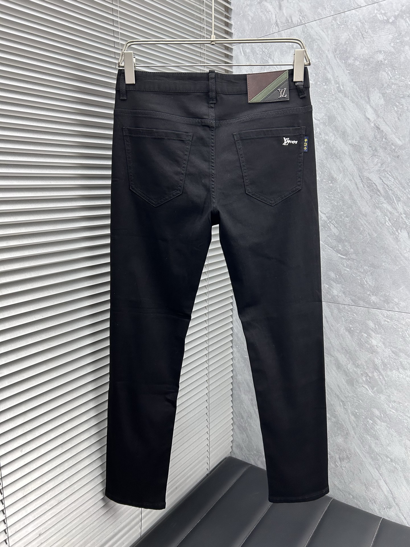 lv‘’。2026春夏高级时装感，超柔牛仔面料 , 顶级洗水牛仔裤。面料很特殊，超细精仿棉纱混纺，超柔舒