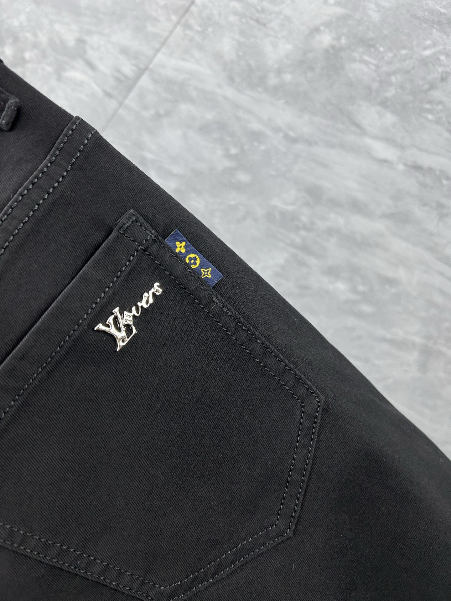 lv‘’。2026春夏高级时装感，超柔牛仔面料 , 顶级洗水牛仔裤。面料很特殊，超细精仿棉纱混纺，超柔舒