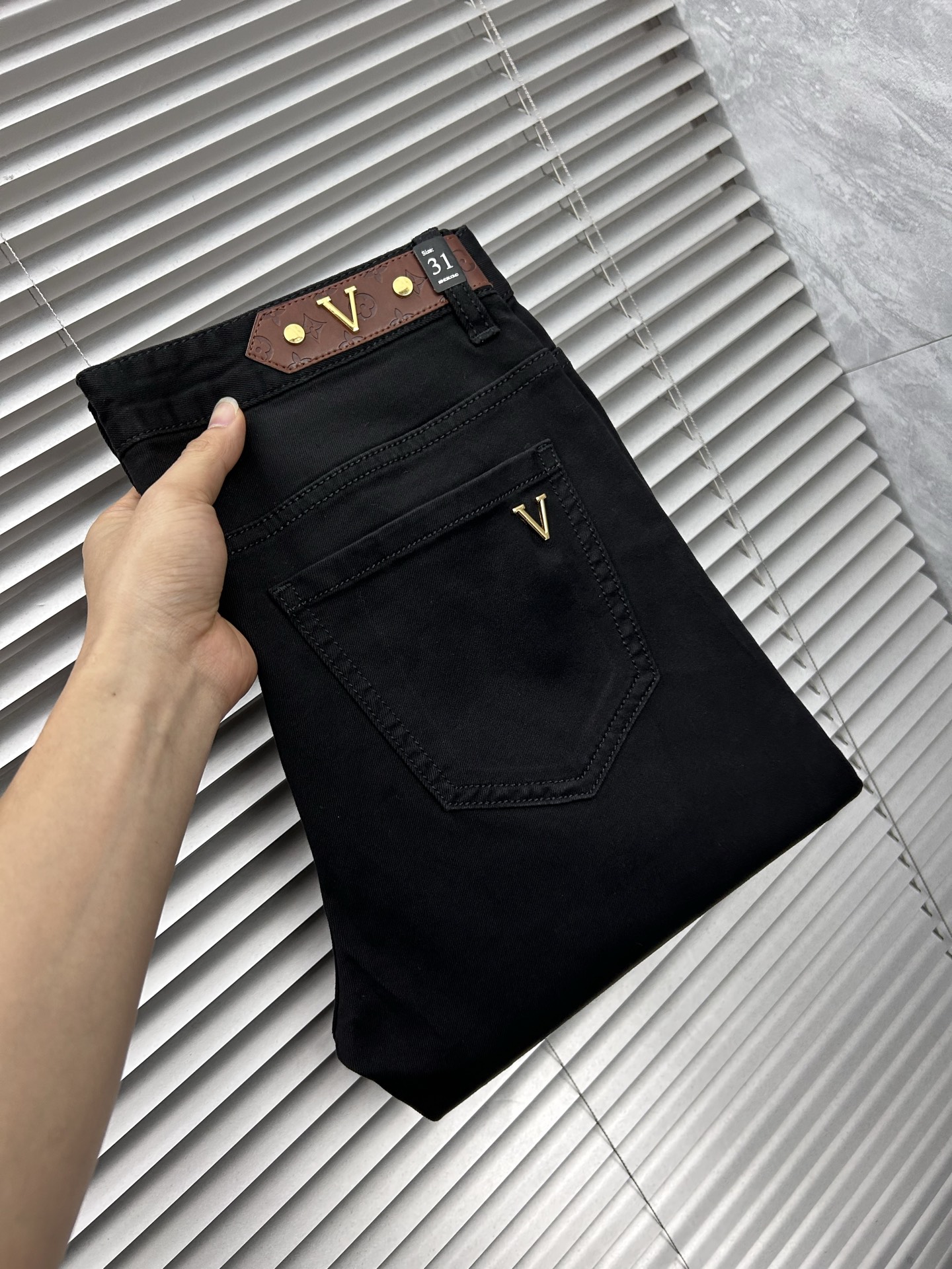 lv‘’。2026春夏高级时装感，超柔牛仔面料 , 顶级洗水牛仔裤。面料很特殊，超细精仿棉纱混纺，超柔舒