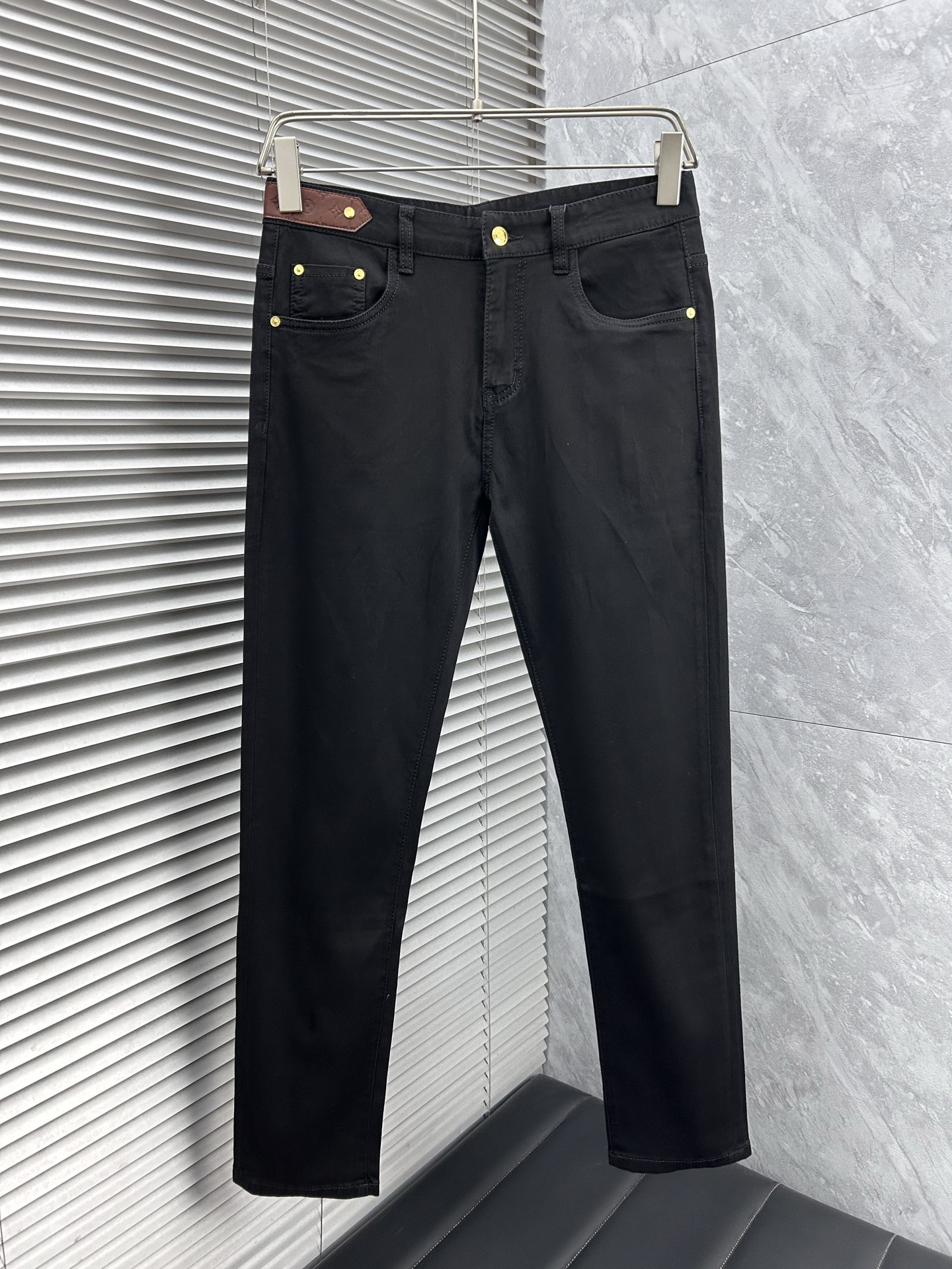 lv‘’。2026春夏高级时装感，超柔牛仔面料 , 顶级洗水牛仔裤。面料很特殊，超细精仿棉纱混纺，超柔舒