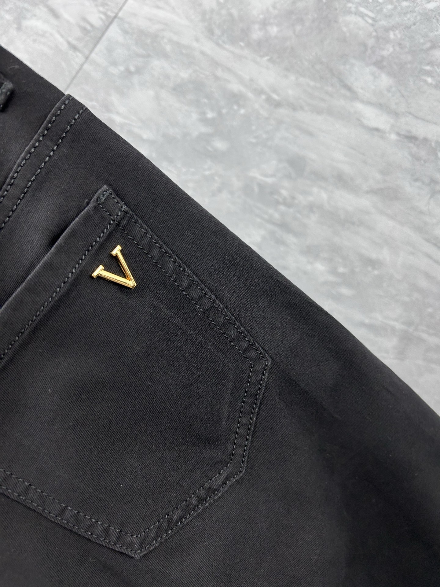 lv‘’。2026春夏高级时装感，超柔牛仔面料 , 顶级洗水牛仔裤。面料很特殊，超细精仿棉纱混纺，超柔舒