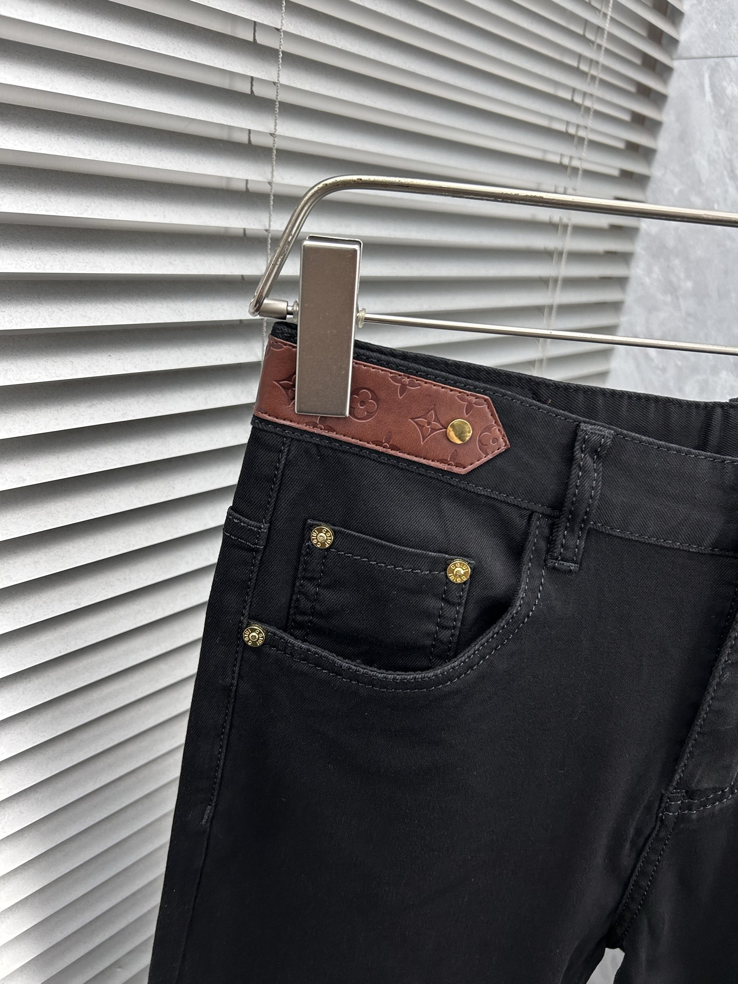 lv‘’。2026春夏高级时装感，超柔牛仔面料 , 顶级洗水牛仔裤。面料很特殊，超细精仿棉纱混纺，超柔舒