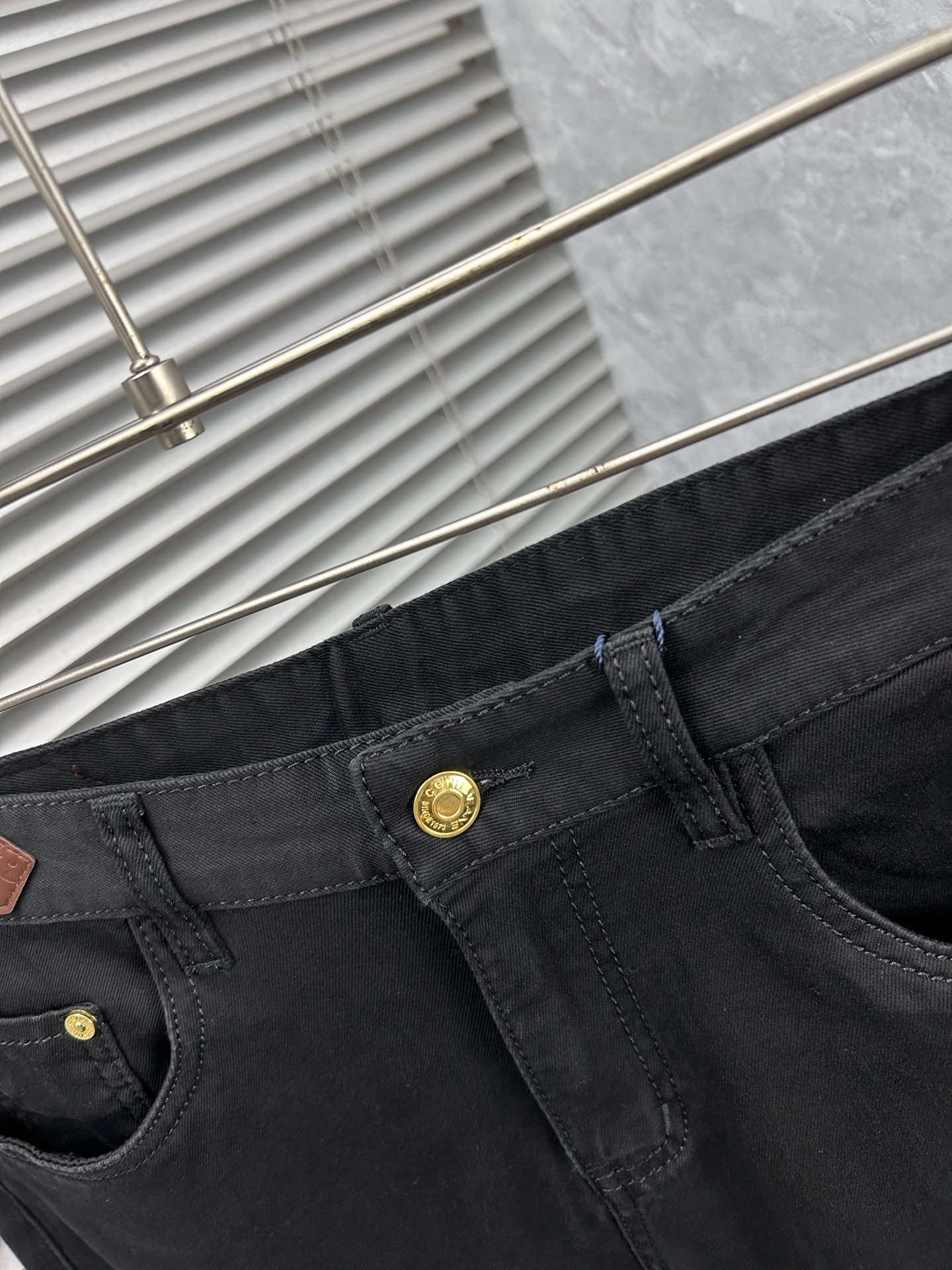 lv‘’。2026春夏高级时装感，超柔牛仔面料 , 顶级洗水牛仔裤。面料很特殊，超细精仿棉纱混纺，超柔舒