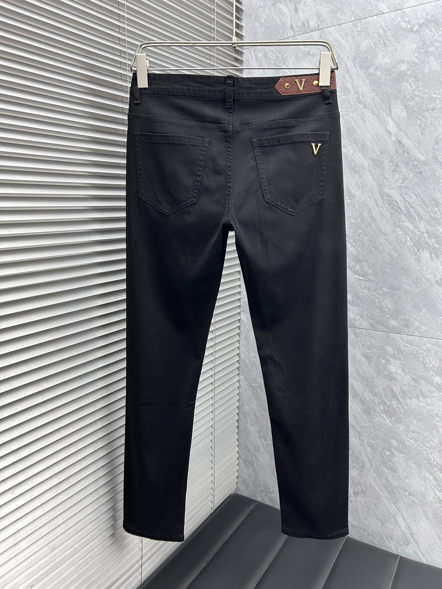 lv‘’。2026春夏高级时装感，超柔牛仔面料 , 顶级洗水牛仔裤。面料很特殊，超细精仿棉纱混纺，超柔舒