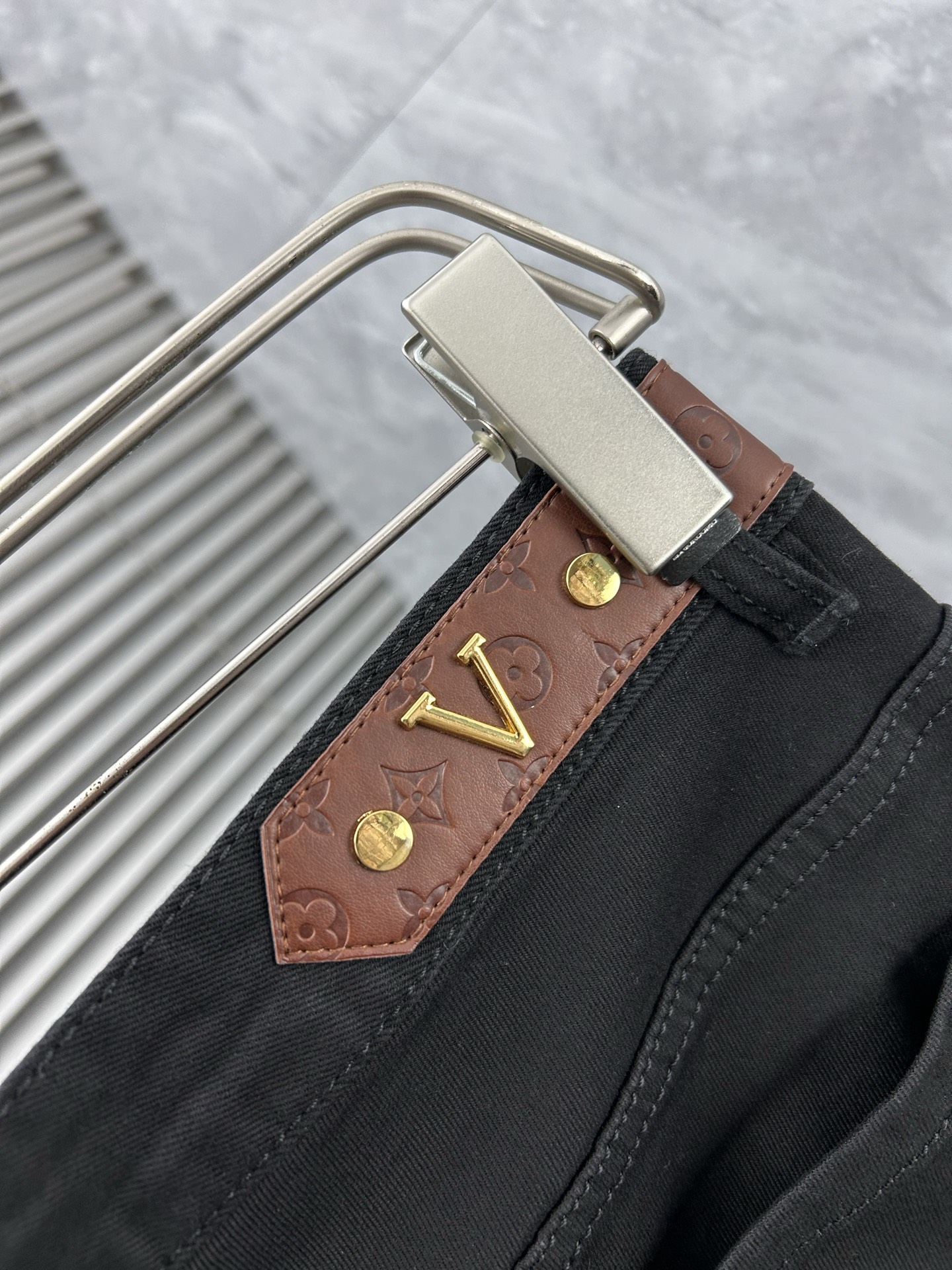 lv‘’。2026春夏高级时装感，超柔牛仔面料 , 顶级洗水牛仔裤。面料很特殊，超细精仿棉纱混纺，超柔舒