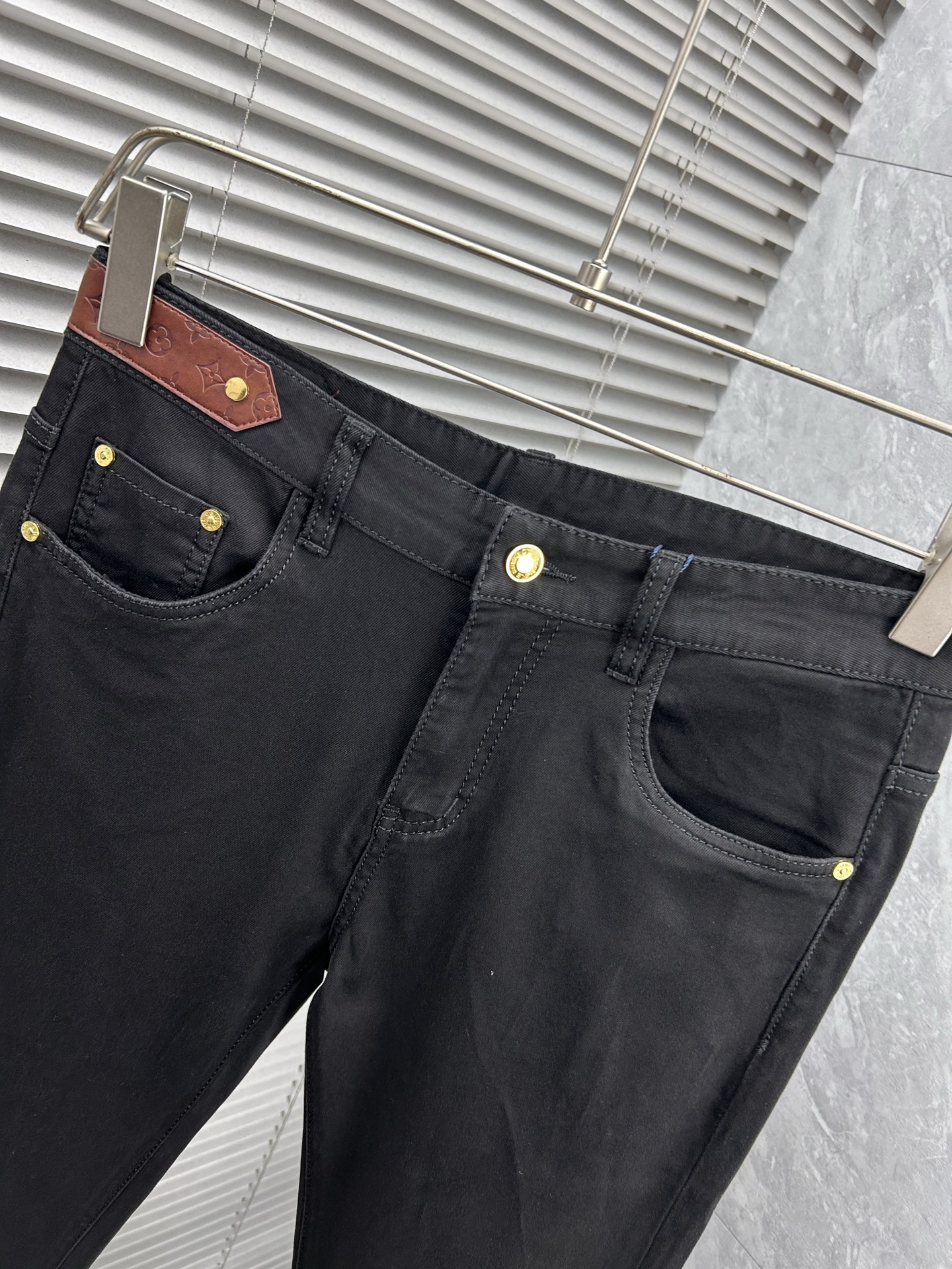 lv‘’。2026春夏高级时装感，超柔牛仔面料 , 顶级洗水牛仔裤。面料很特殊，超细精仿棉纱混纺，超柔舒