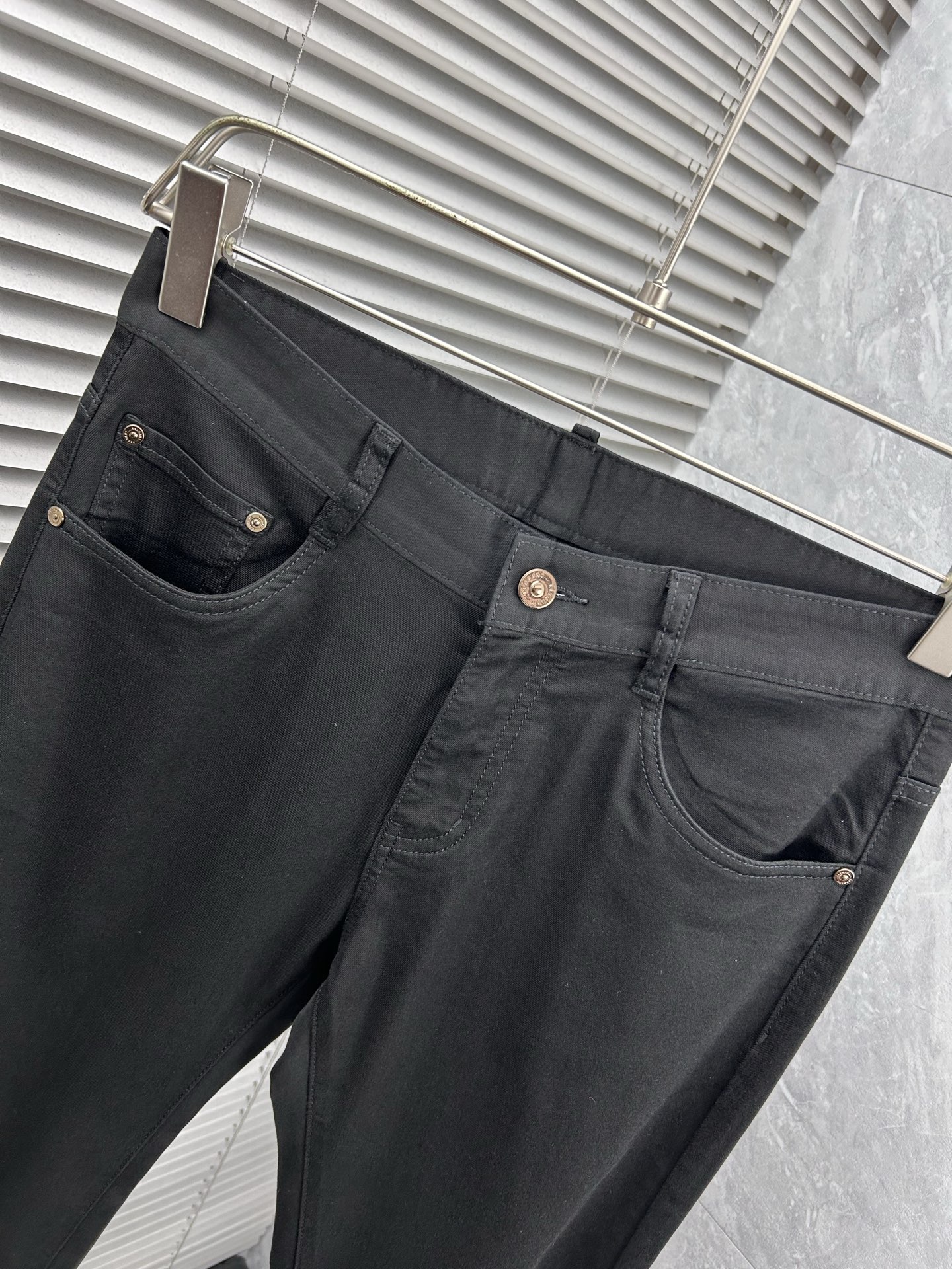 DG‘’。2026春夏高级时装感，超柔牛仔面料 , 顶级洗水牛仔裤。面料很特殊，超细精仿棉纱混纺，超柔舒