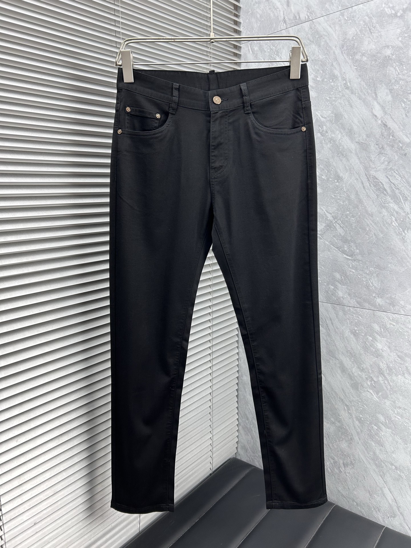 DG‘’。2026春夏高级时装感，超柔牛仔面料 , 顶级洗水牛仔裤。面料很特殊，超细精仿棉纱混纺，超柔舒