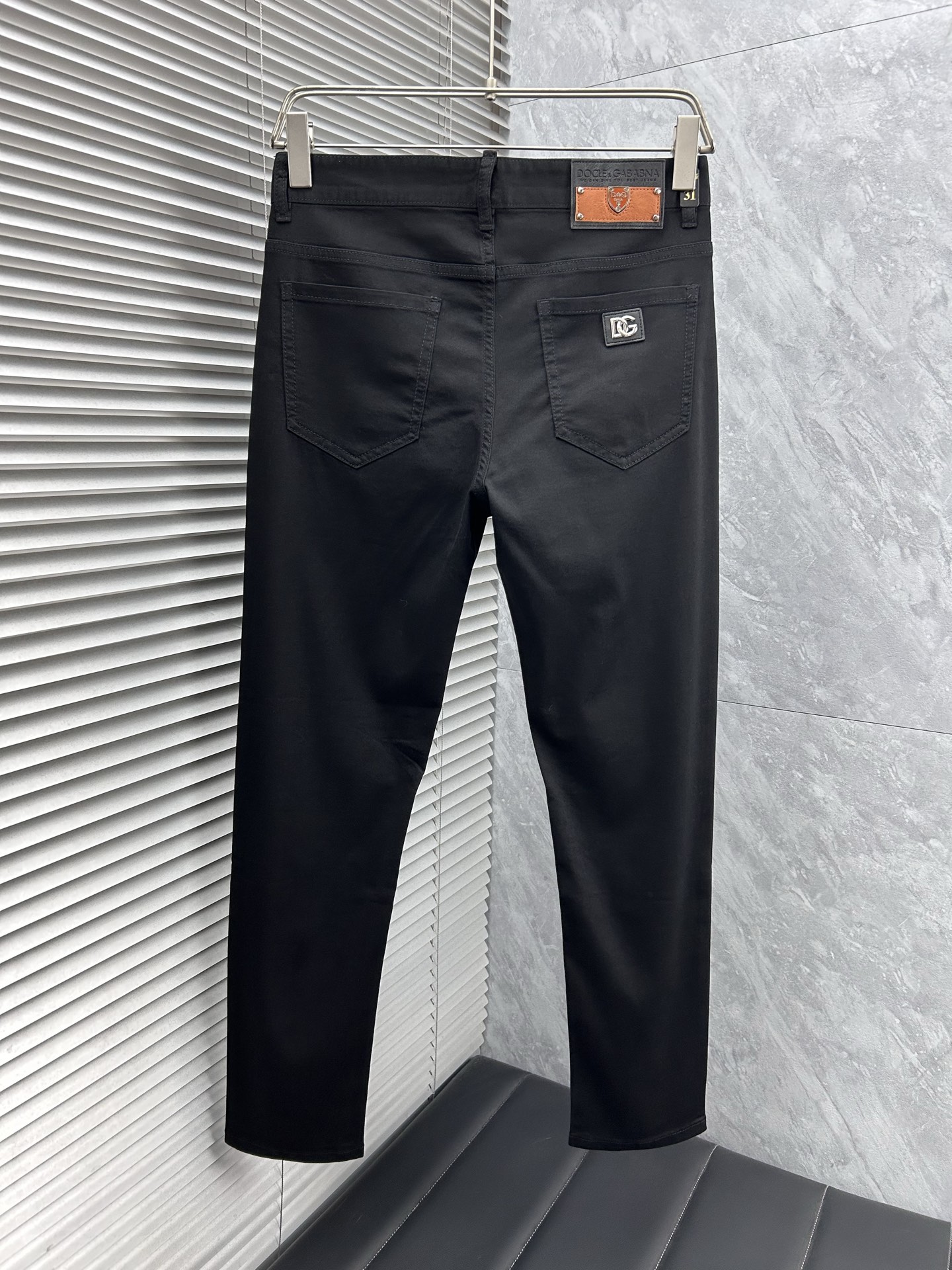 DG‘’。2026春夏高级时装感，超柔牛仔面料 , 顶级洗水牛仔裤。面料很特殊，超细精仿棉纱混纺，超柔舒